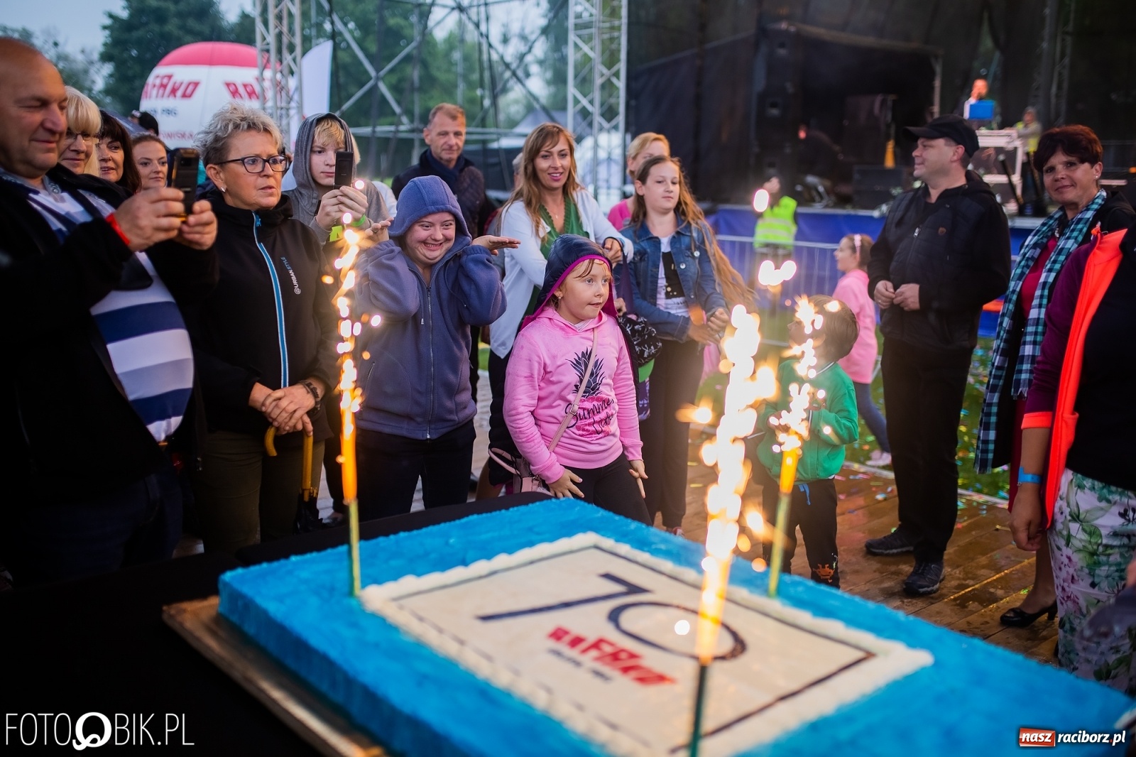 Zdjęcie w galerii na portalu naszraciborz.pl: Kombii gwiazdą festynu rodzinnego Rafako [FOTO i WIDEO] wiadomości z regionu