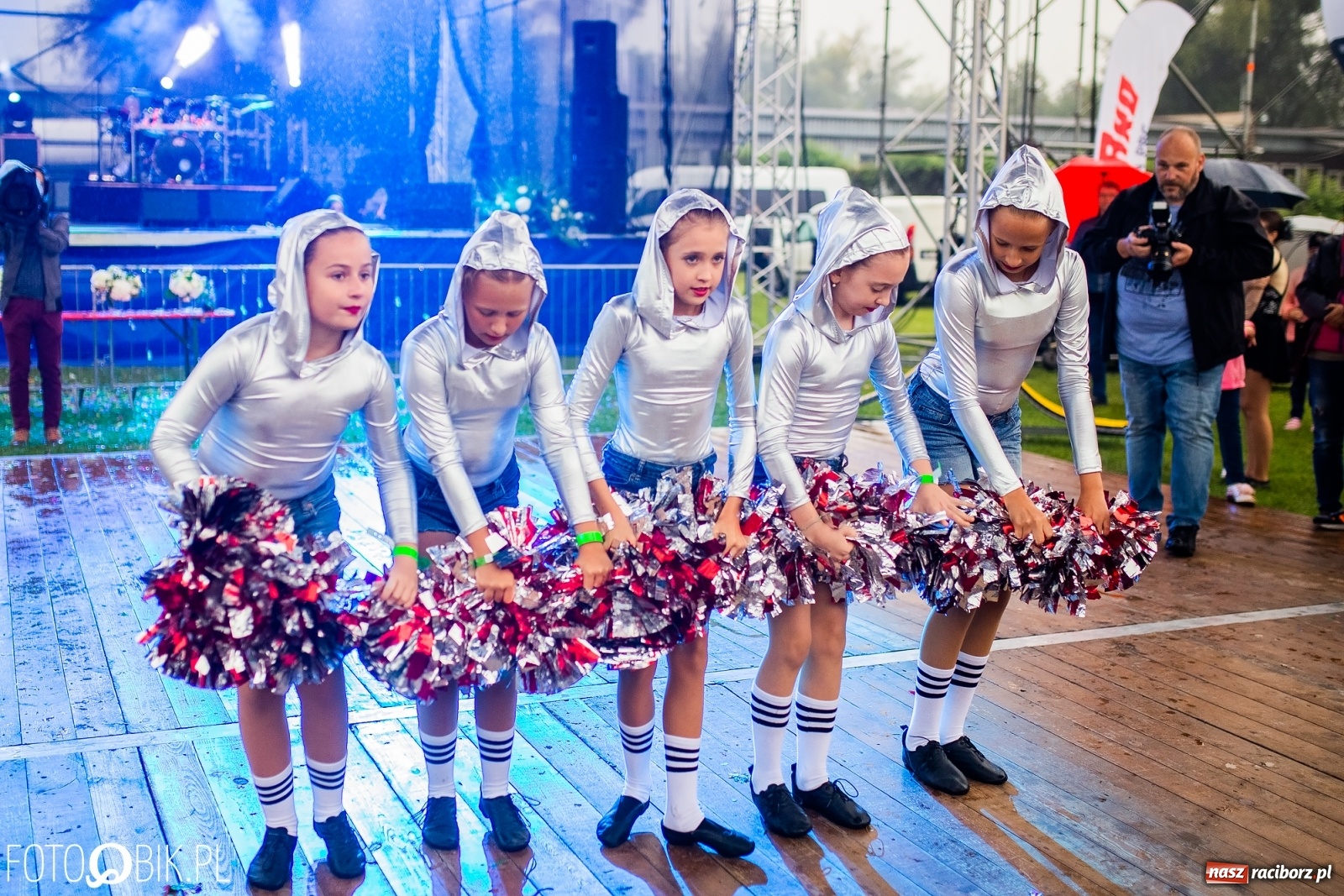 Zdjęcie w galerii na portalu naszraciborz.pl: Kombii gwiazdą festynu rodzinnego Rafako [FOTO i WIDEO] wiadomości z regionu