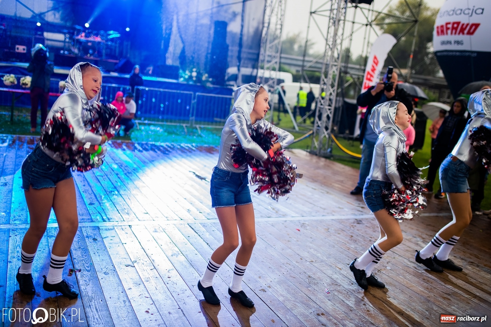 Zdjęcie w galerii na portalu naszraciborz.pl: Kombii gwiazdą festynu rodzinnego Rafako [FOTO i WIDEO] wiadomości z regionu