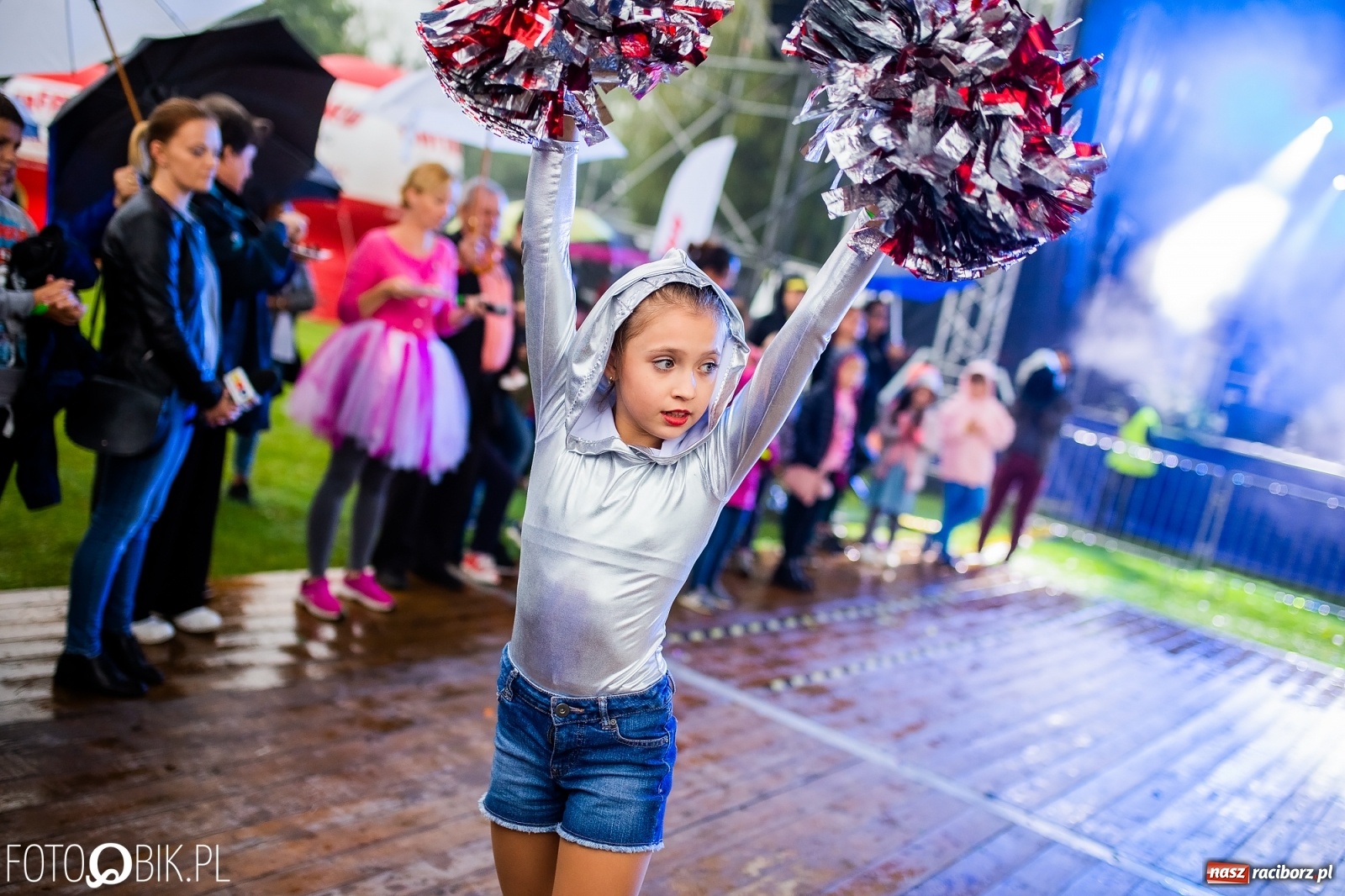 Zdjęcie w galerii na portalu naszraciborz.pl: Kombii gwiazdą festynu rodzinnego Rafako [FOTO i WIDEO] wiadomości z regionu