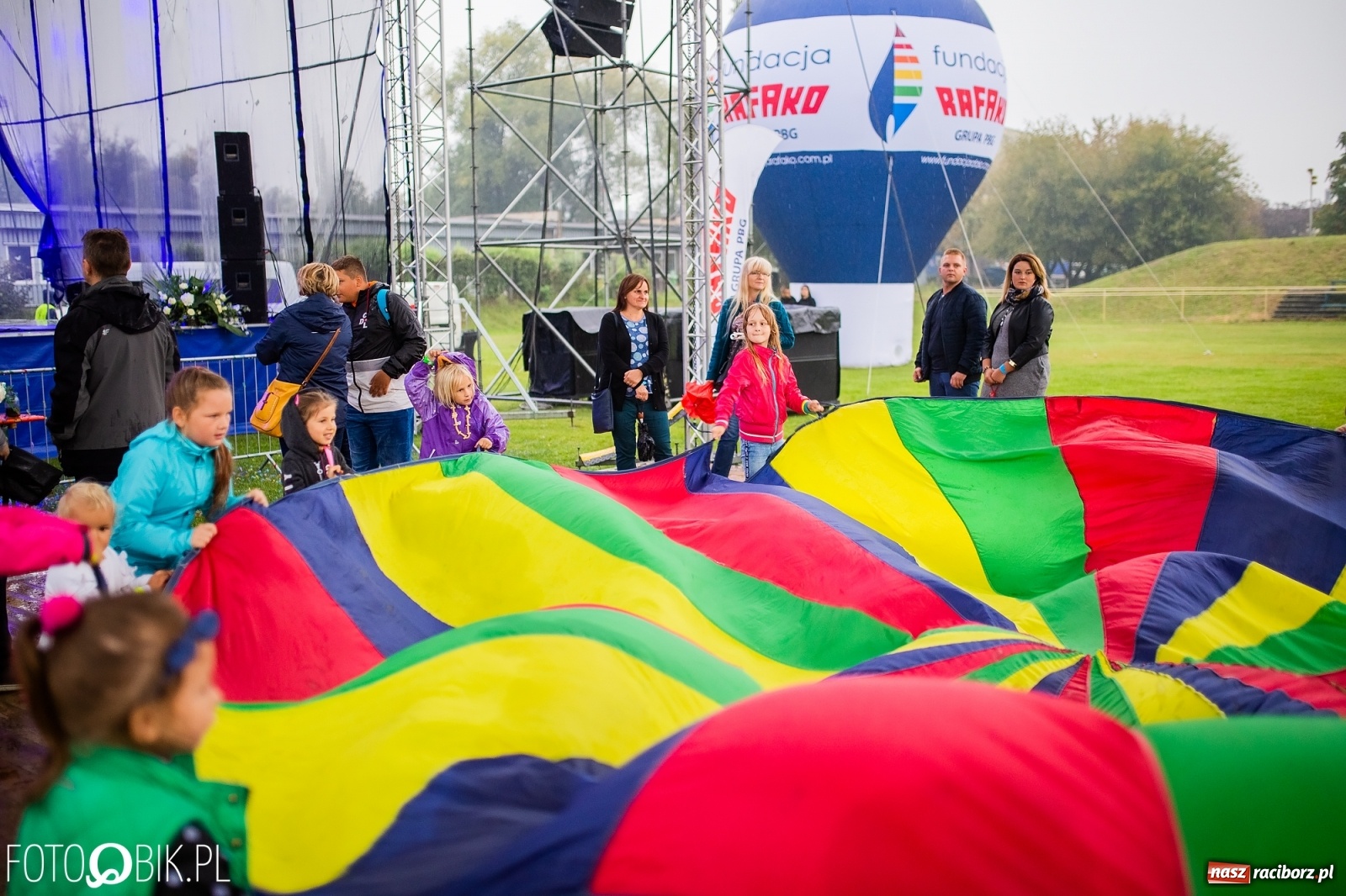 Zdjęcie w galerii na portalu naszraciborz.pl: Kombii gwiazdą festynu rodzinnego Rafako [FOTO i WIDEO] wiadomości z regionu