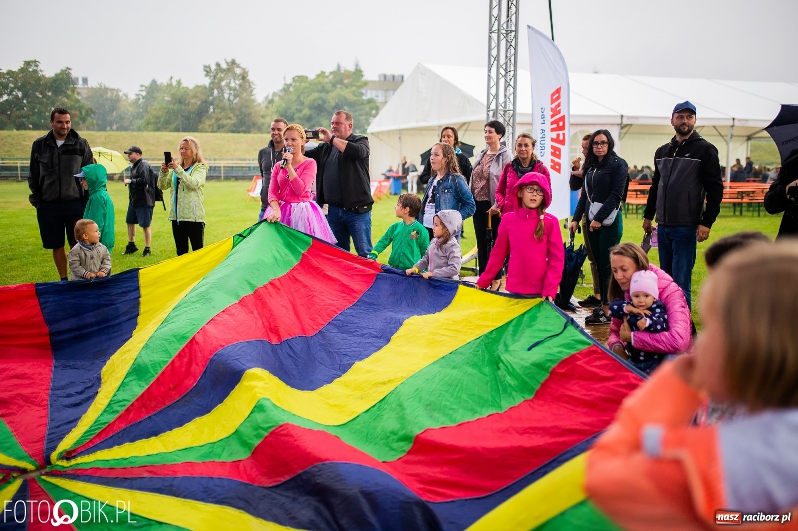 Zdjęcie w galerii na portalu naszraciborz.pl: Kombii gwiazdą festynu rodzinnego Rafako [FOTO i WIDEO] wiadomości z regionu