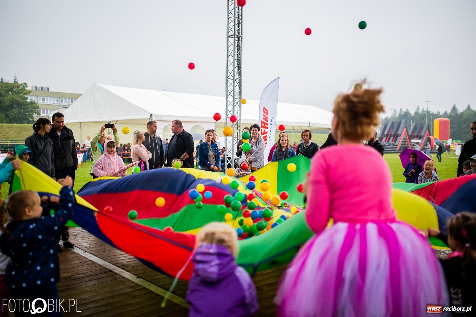 Zdjęcie w galerii na portalu naszraciborz.pl: Kombii gwiazdą festynu rodzinnego Rafako [FOTO i WIDEO] wiadomości z regionu