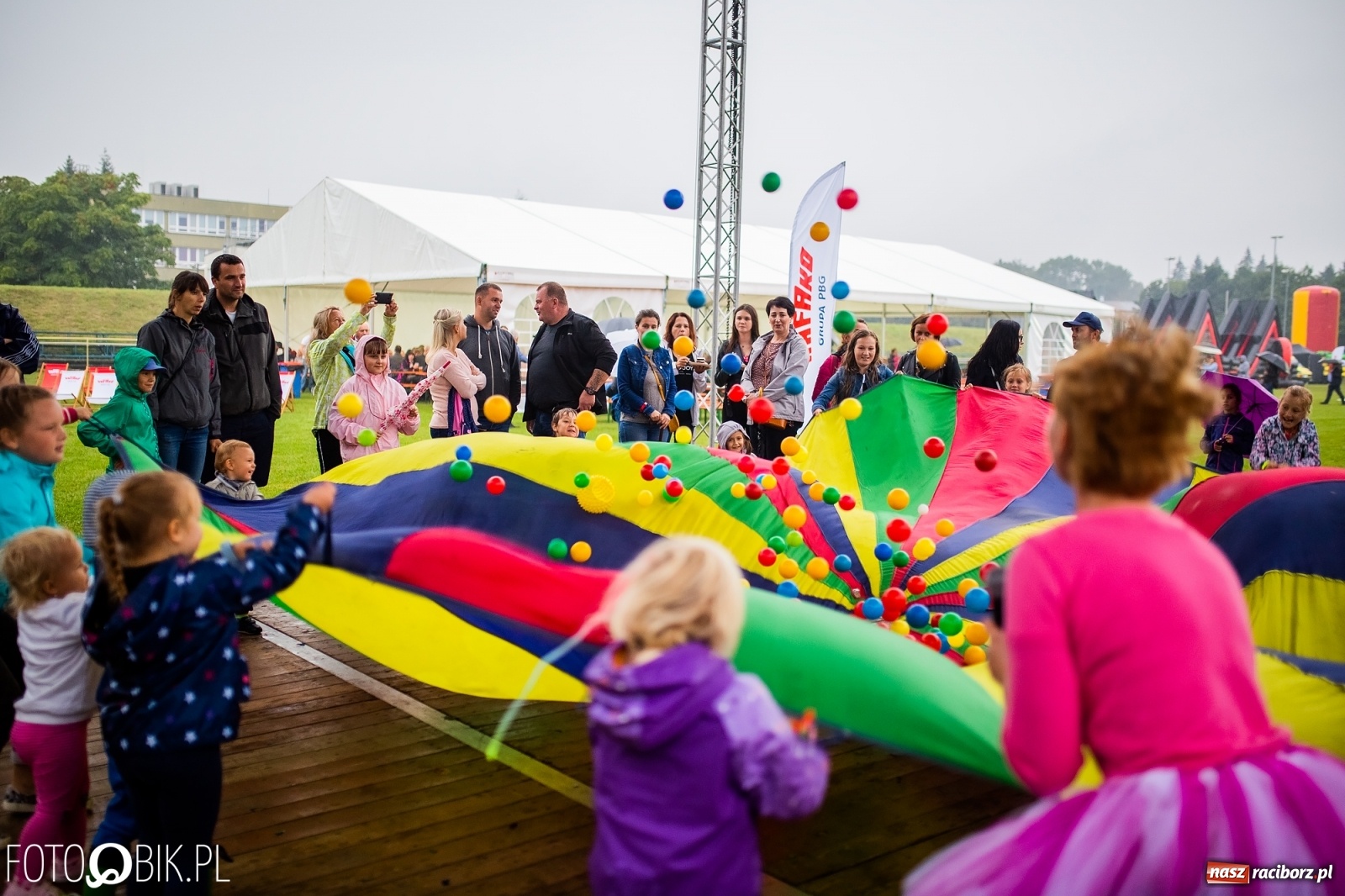 Zdjęcie w galerii na portalu naszraciborz.pl: Kombii gwiazdą festynu rodzinnego Rafako [FOTO i WIDEO] wiadomości z regionu