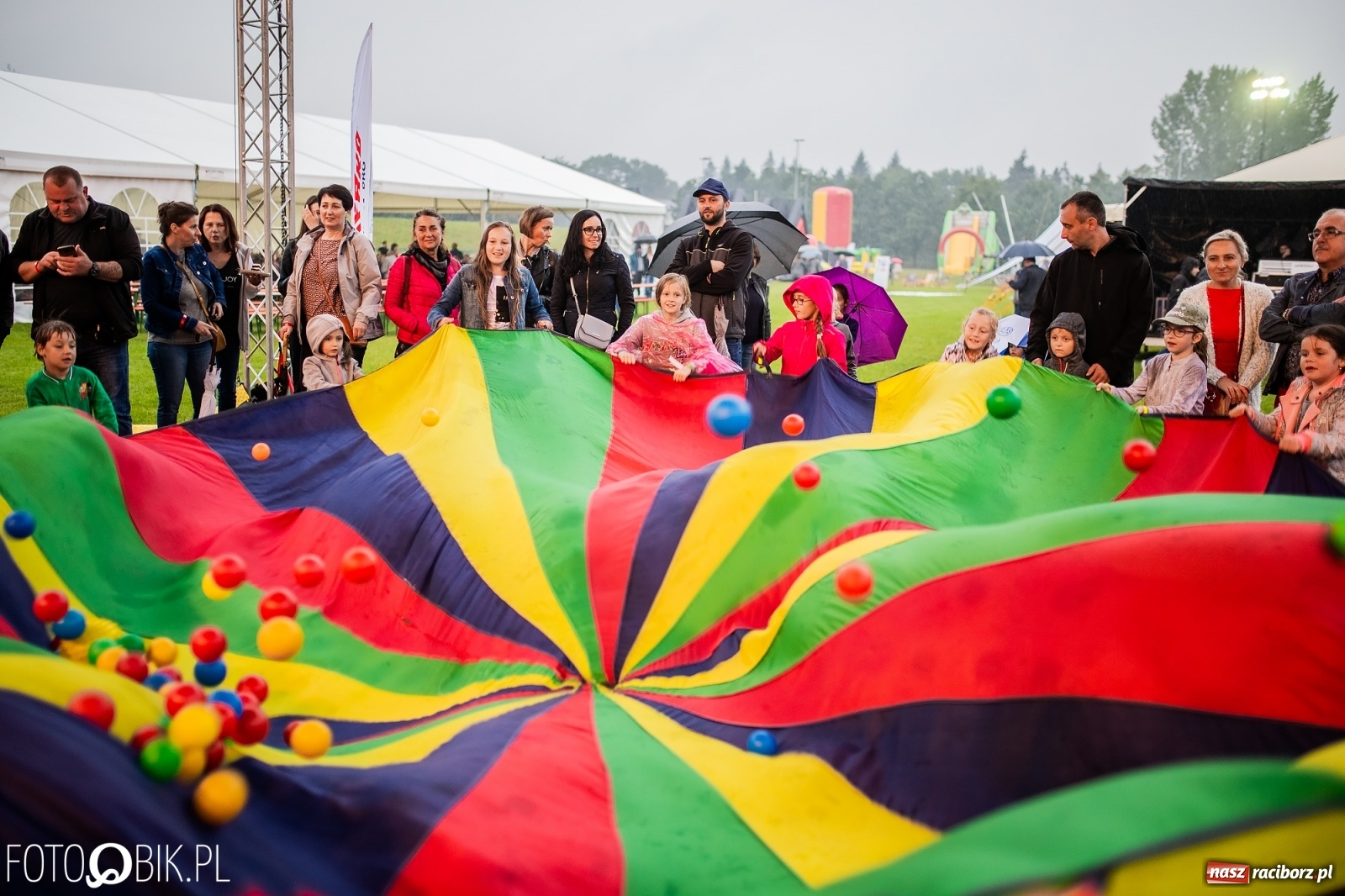 Zdjęcie w galerii na portalu naszraciborz.pl: Kombii gwiazdą festynu rodzinnego Rafako [FOTO i WIDEO] wiadomości z regionu