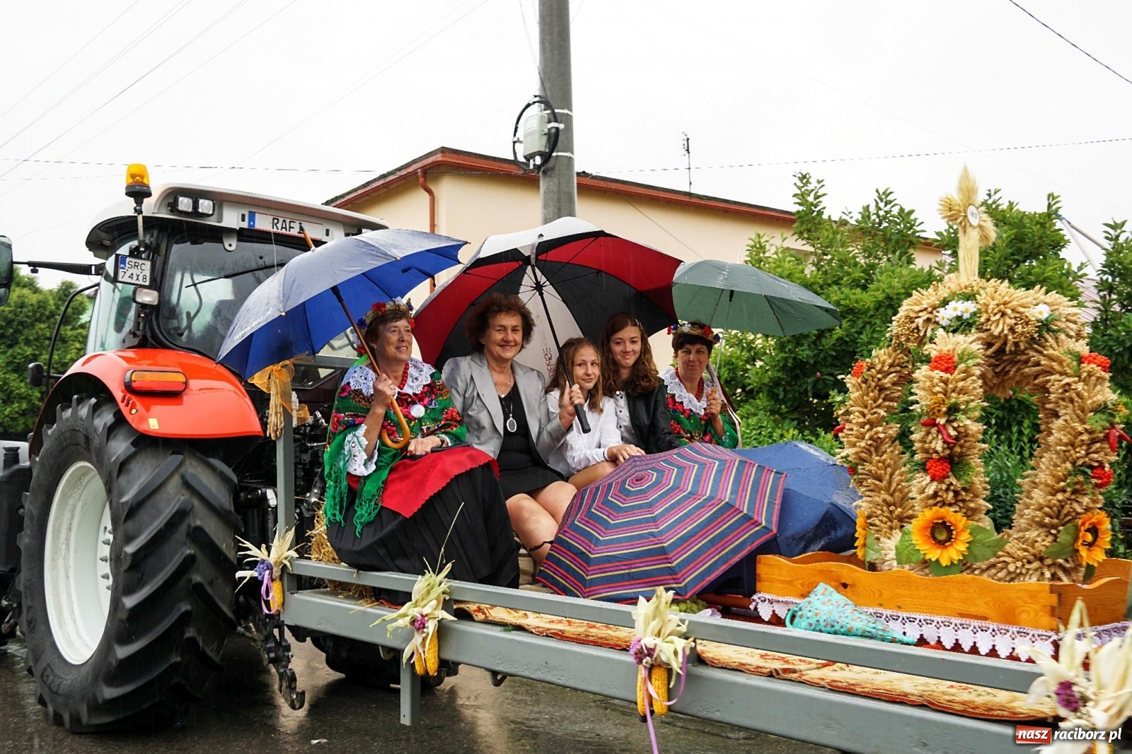 Zdjęcie w galerii na portalu naszraciborz.pl: Deszczowe dożynki w Gamowie [FOTO i WIDEO]  wiadomości z regionu