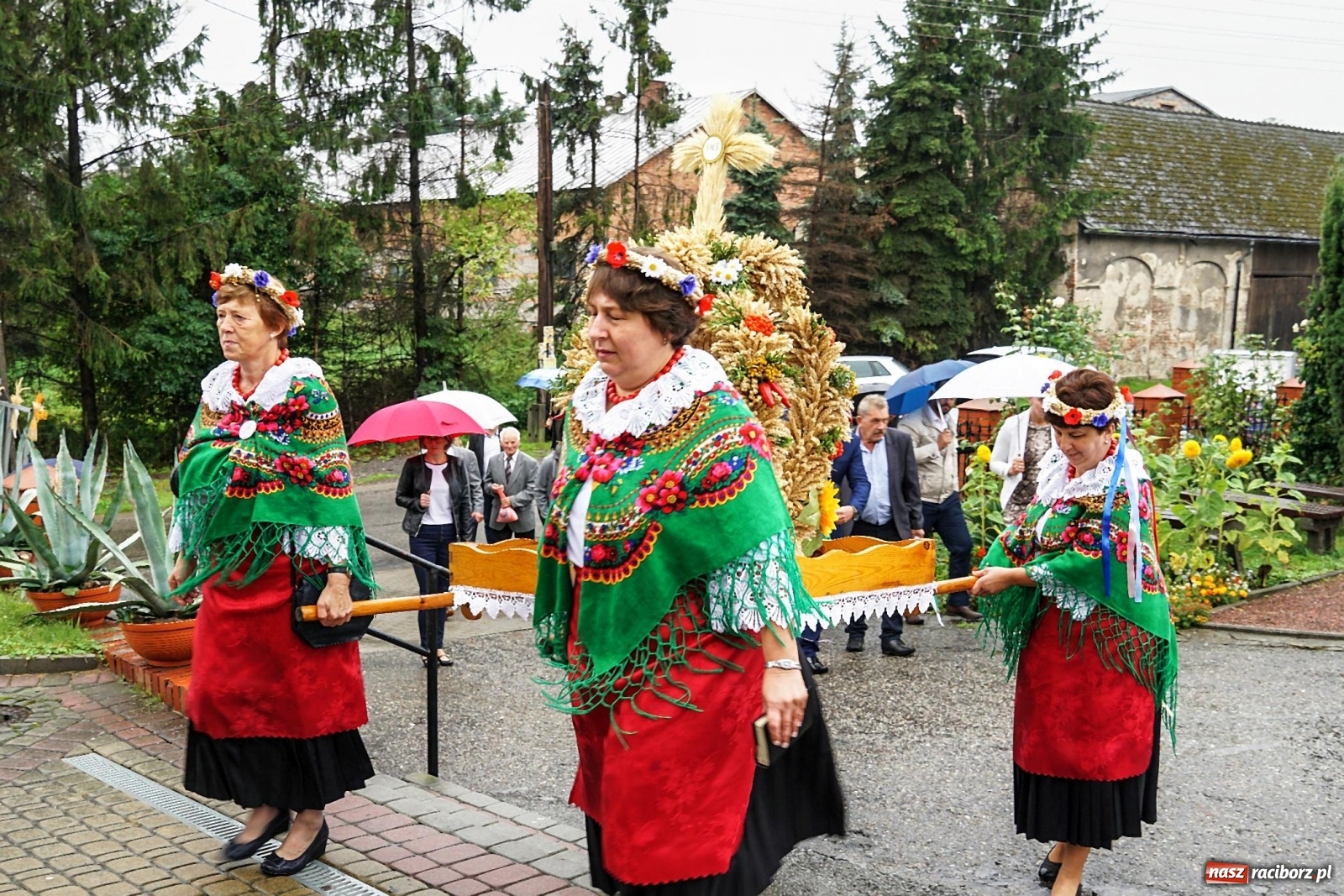 Zdjęcie w galerii na portalu naszraciborz.pl: Deszczowe dożynki w Gamowie [FOTO i WIDEO]  wiadomości z regionu
