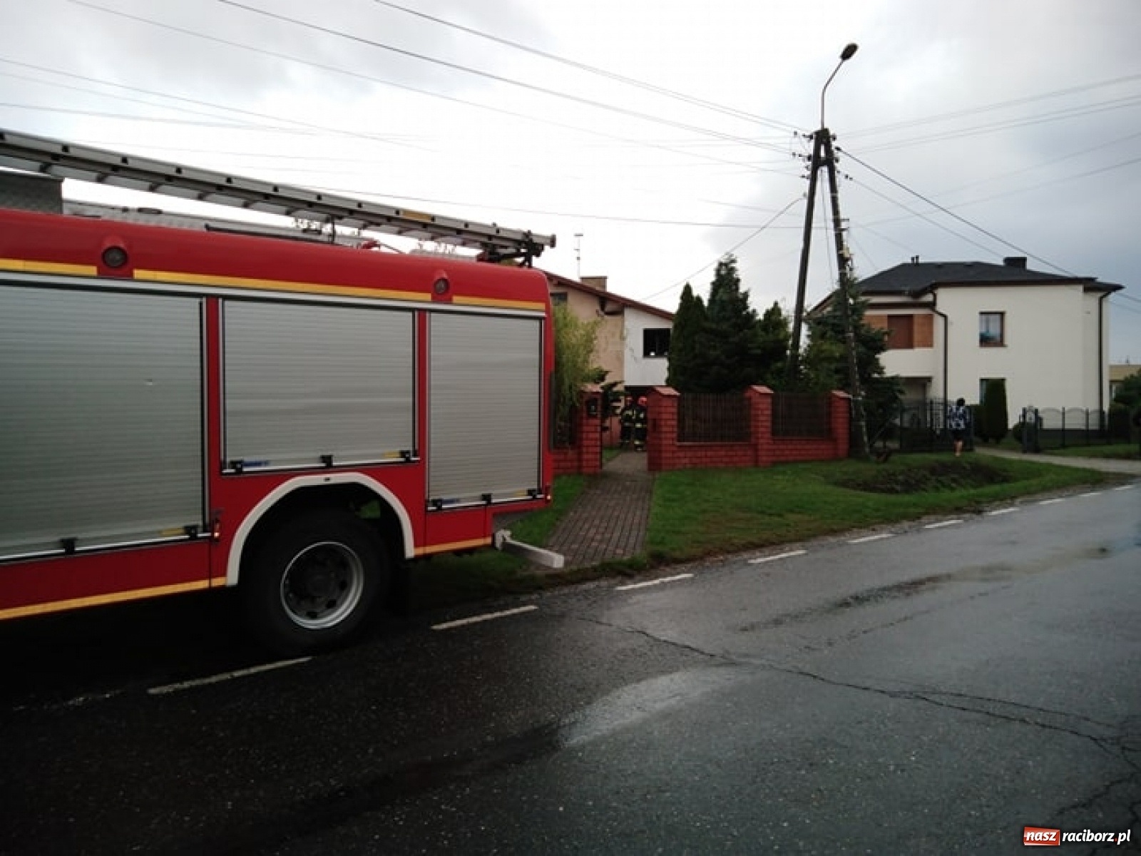 Zdjęcie w galerii na portalu naszraciborz.pl: Piorun uderzył w posesję w Kobyli [FOTO] wiadomości z regionu