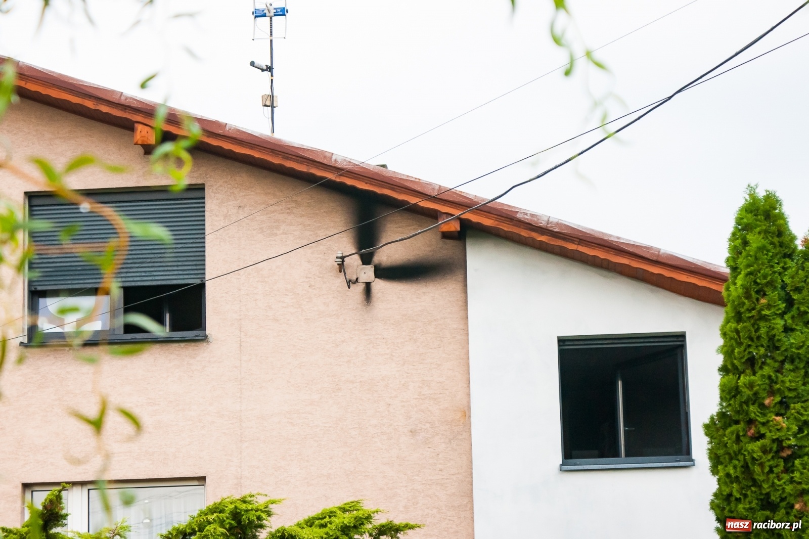 Zdjęcie w galerii na portalu naszraciborz.pl: Piorun uderzył w posesję w Kobyli [FOTO] wiadomości z regionu