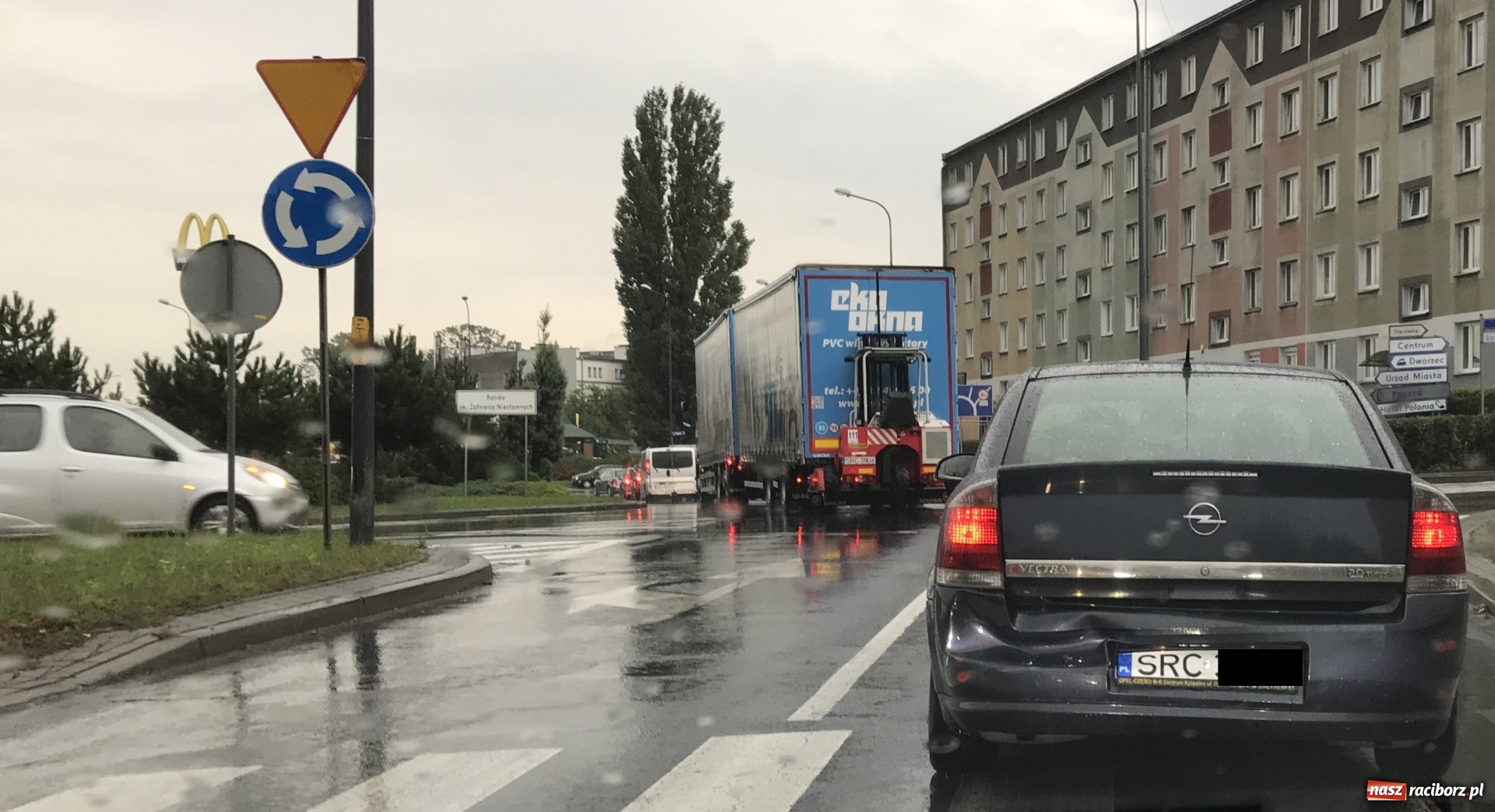 Zdjęcie w galerii na portalu naszraciborz.pl: Policyjna vectra emerytka uszkodzona w kolizji [FOTO] wiadomości z regionu