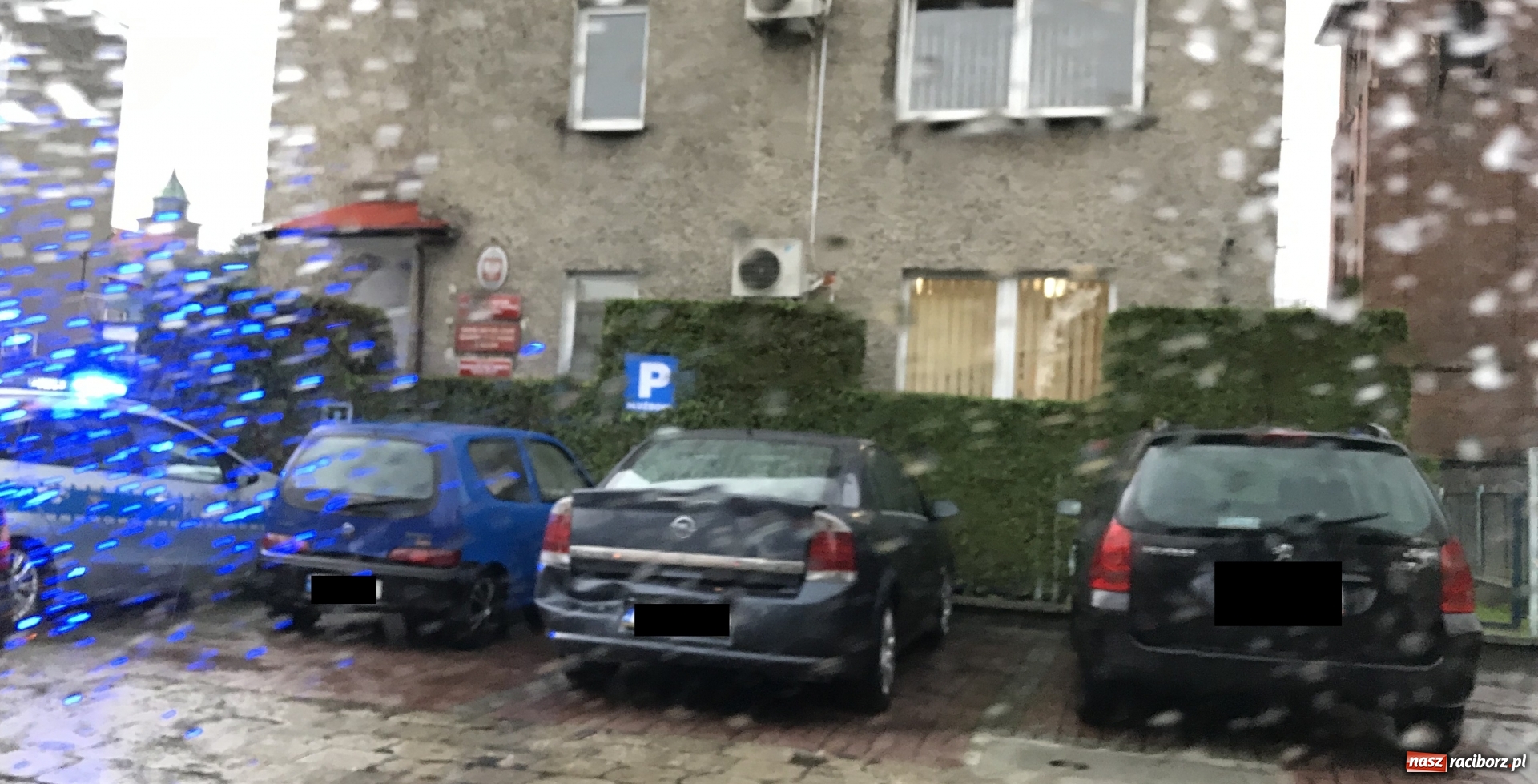 Zdjęcie w galerii na portalu naszraciborz.pl: Policyjna vectra emerytka uszkodzona w kolizji [FOTO] wiadomości z regionu