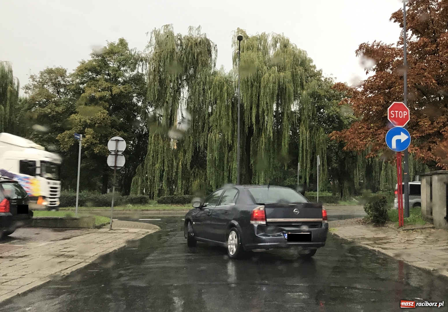 Zdjęcie w galerii na portalu naszraciborz.pl: Policyjna vectra emerytka uszkodzona w kolizji [FOTO] wiadomości z regionu