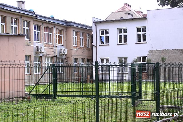 Zdjęcie w galerii na portalu naszraciborz.pl: Dach wyparł plac zabaw wiadomości z regionu