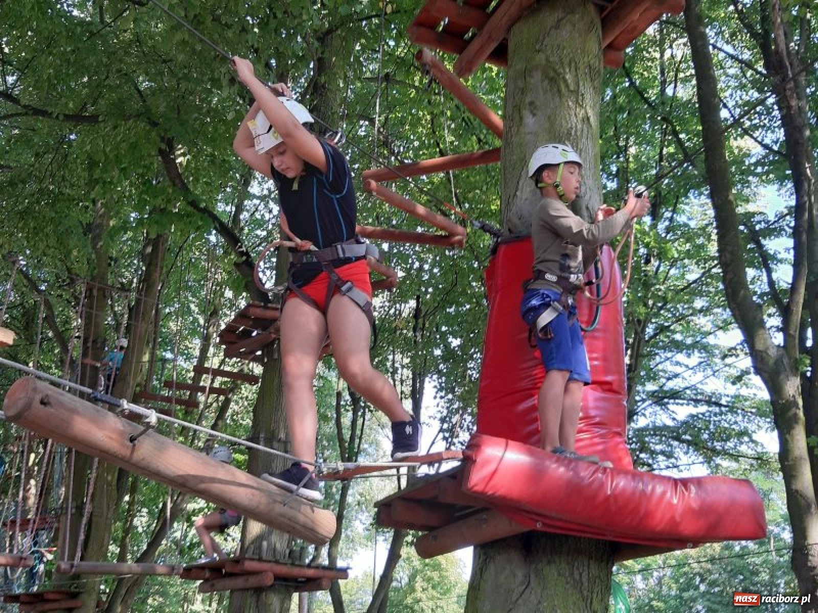 Zdjęcie w galerii na portalu naszraciborz.pl: Zapasy, szermierka i survival. Raciborzanie i opawianie w Cetniewie  [FOTO] wiadomości z regionu