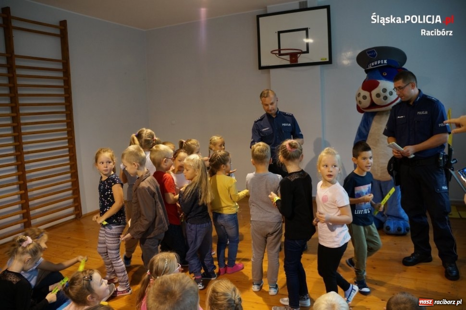Zdjęcie w galerii na portalu naszraciborz.pl: Raciborscy policjanci o bezpieczeństwie w drodze do szkoły wiadomości z regionu
