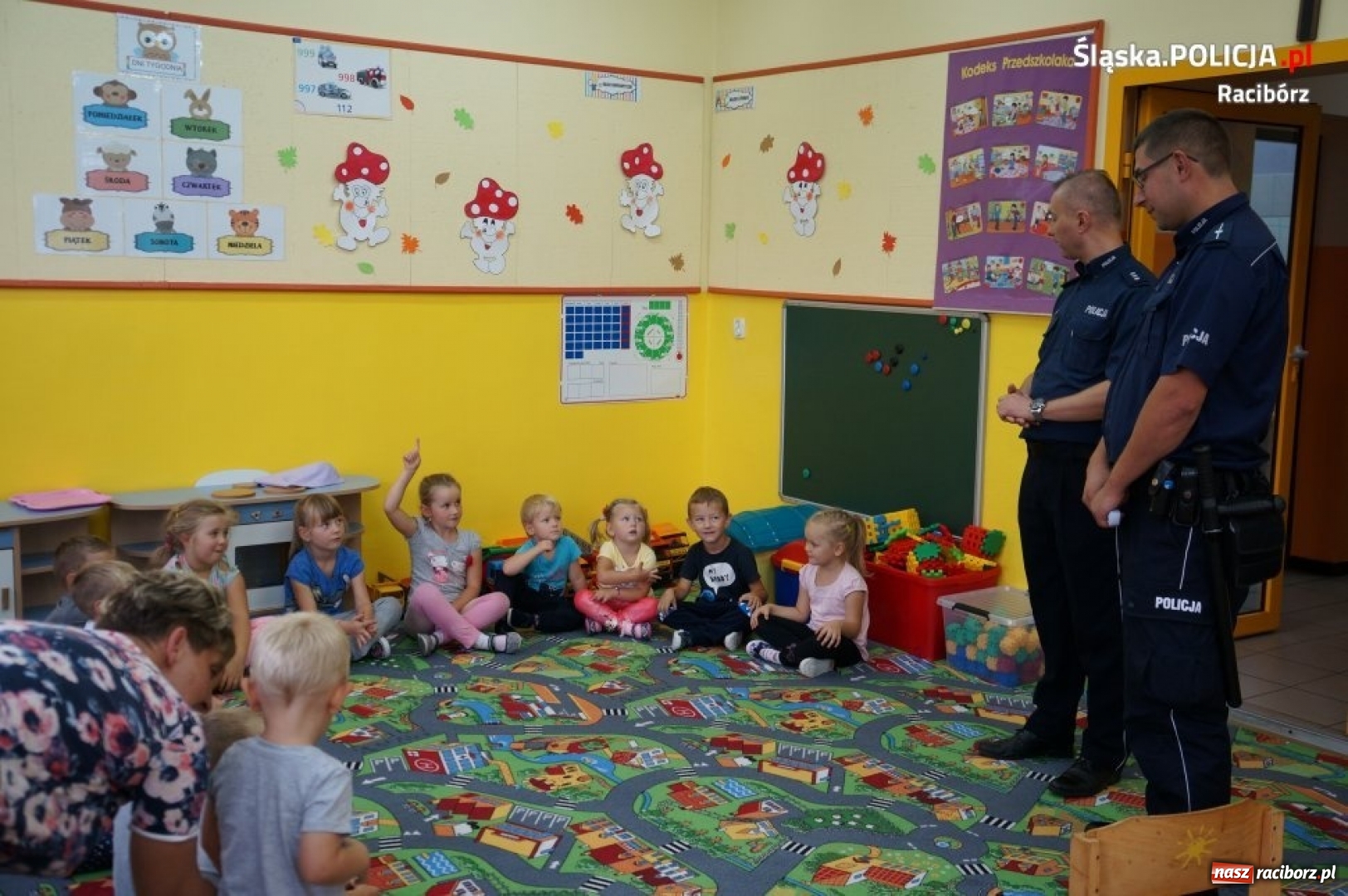 Zdjęcie w galerii na portalu naszraciborz.pl: Raciborscy policjanci o bezpieczeństwie w drodze do szkoły wiadomości z regionu