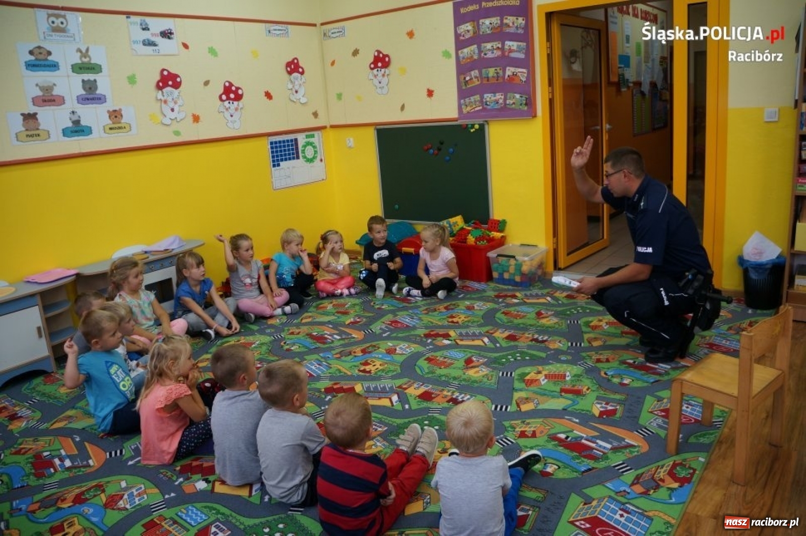 Zdjęcie w galerii na portalu naszraciborz.pl: Raciborscy policjanci o bezpieczeństwie w drodze do szkoły wiadomości z regionu