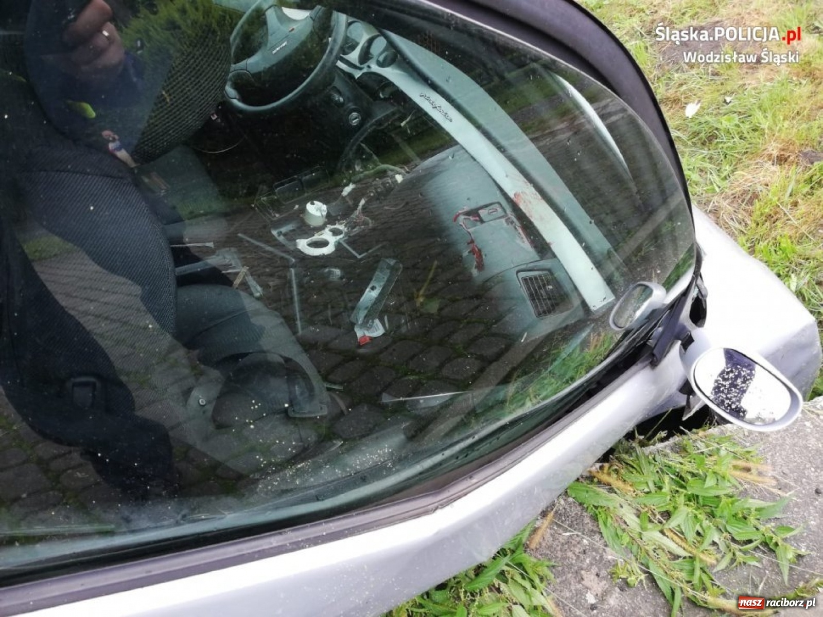 Zdjęcie w galerii na portalu naszraciborz.pl: Bliskie spotkanie z betonowym słupem wiadomości z regionu