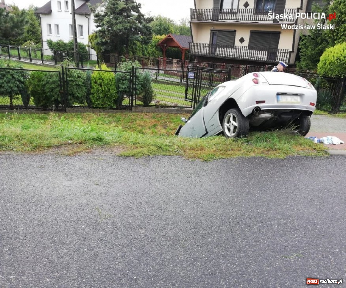 Zdjęcie w galerii na portalu naszraciborz.pl: Bliskie spotkanie z betonowym słupem wiadomości z regionu