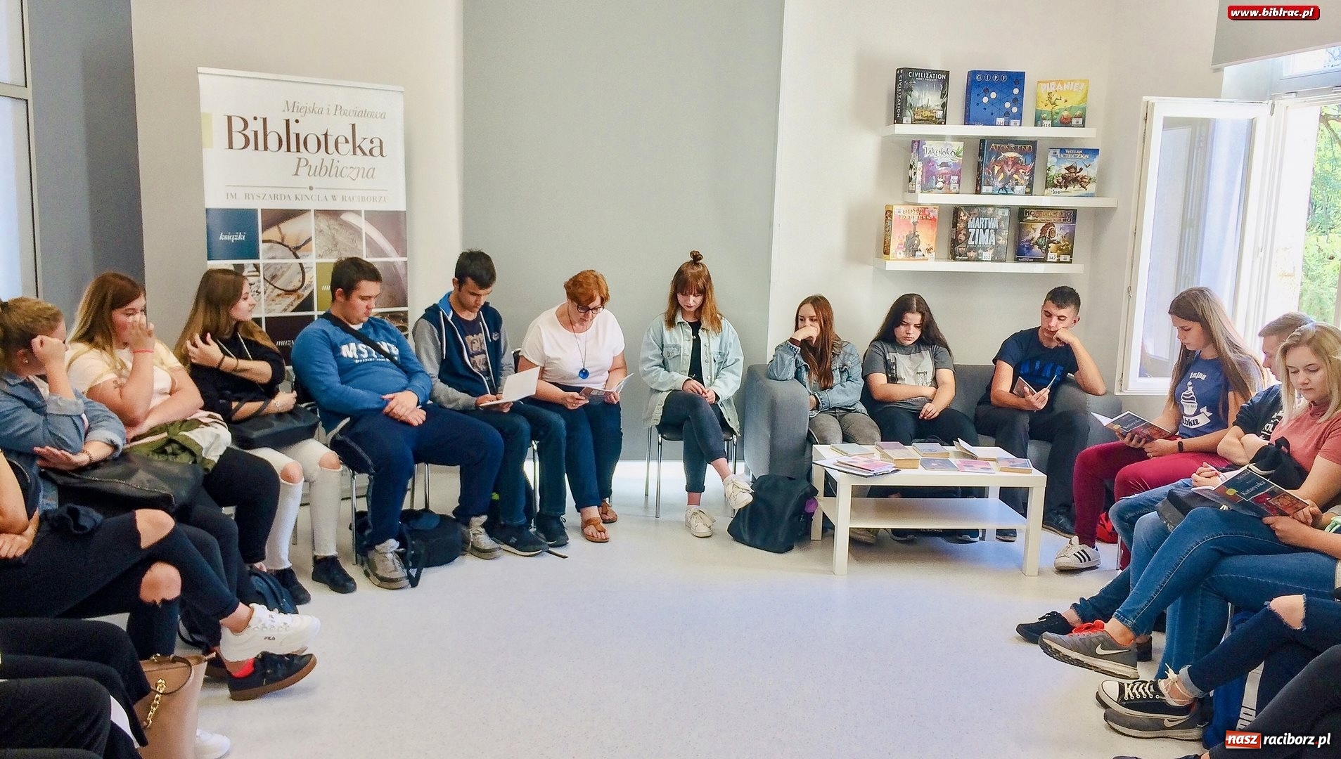 Zdjęcie w galerii na portalu naszraciborz.pl: Narodowe Czytanie 2019. Racibórz wybrał Katarynkę wiadomości z regionu