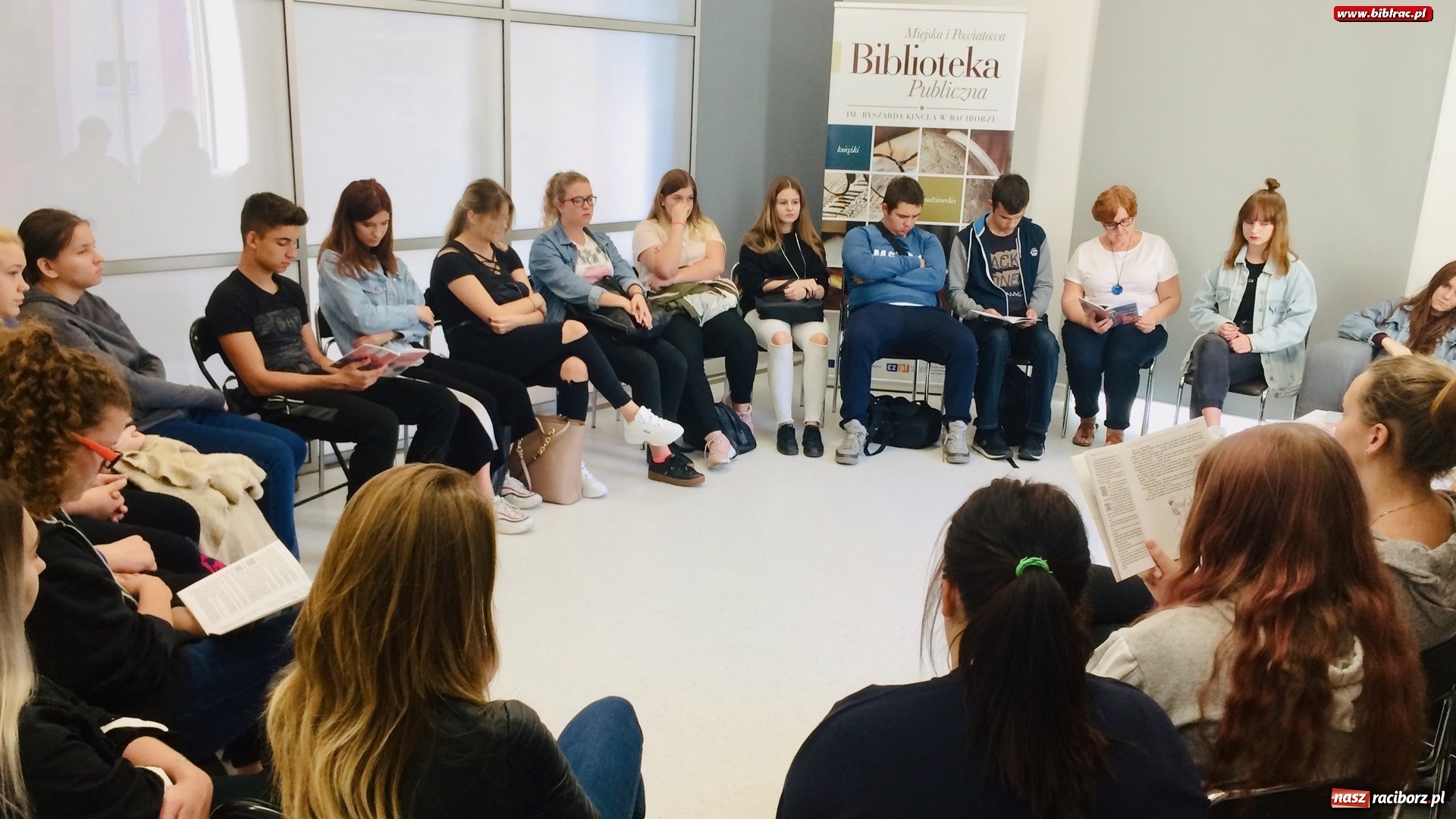 Zdjęcie w galerii na portalu naszraciborz.pl: Narodowe Czytanie 2019. Racibórz wybrał Katarynkę wiadomości z regionu