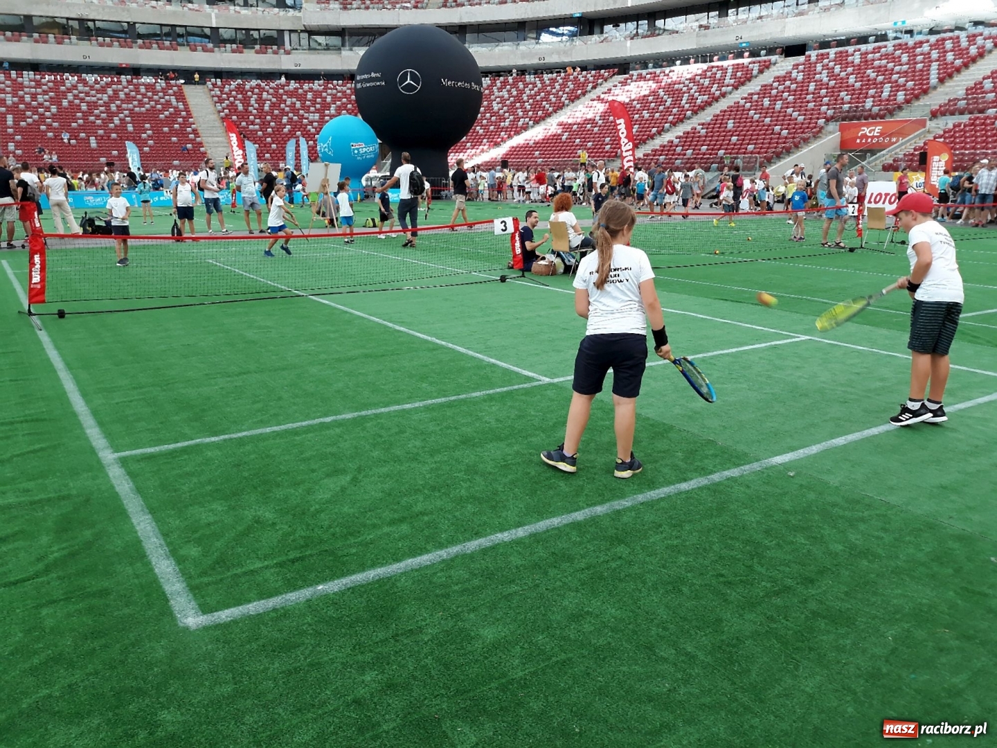 Zdjęcie w galerii na portalu naszraciborz.pl: Zawodnicy Raciborskiego Klubu Tenisowego zagrali na Stadionie Narodowym wiadomości z regionu