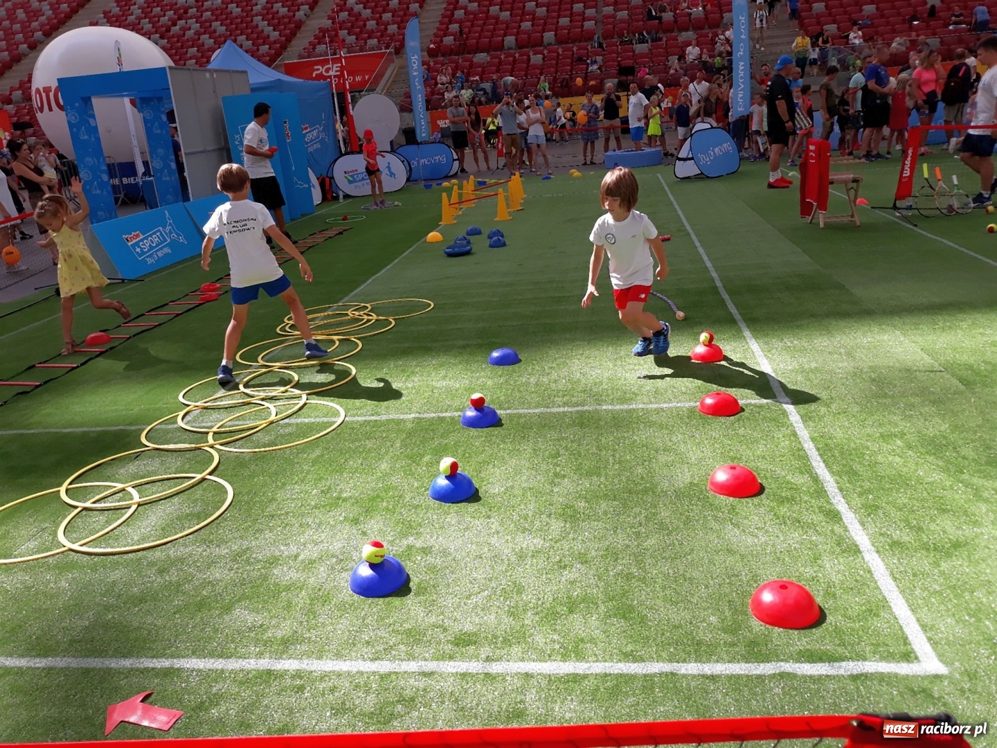 Zdjęcie w galerii na portalu naszraciborz.pl: Zawodnicy Raciborskiego Klubu Tenisowego zagrali na Stadionie Narodowym wiadomości z regionu