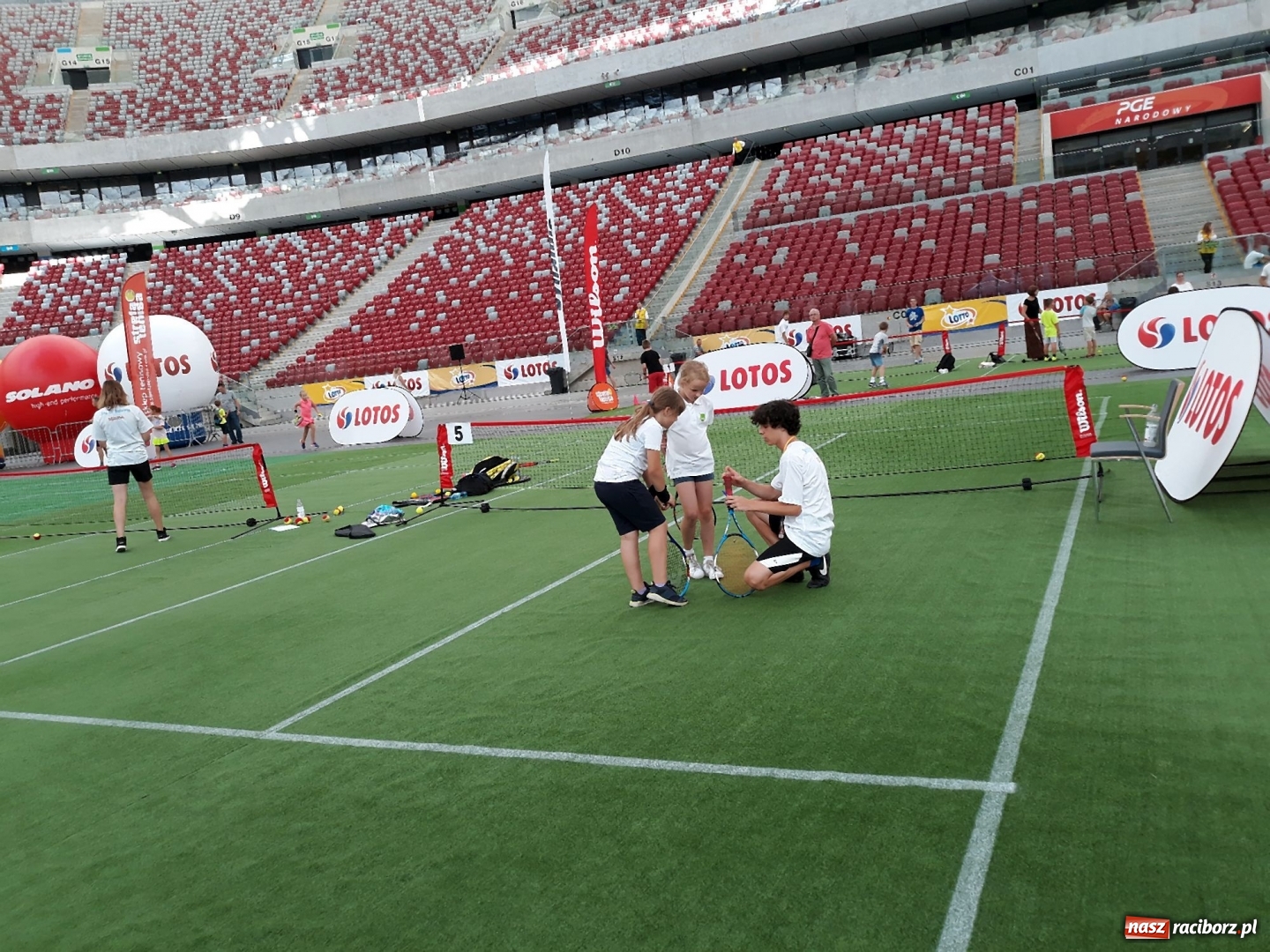 Zdjęcie w galerii na portalu naszraciborz.pl: Zawodnicy Raciborskiego Klubu Tenisowego zagrali na Stadionie Narodowym wiadomości z regionu