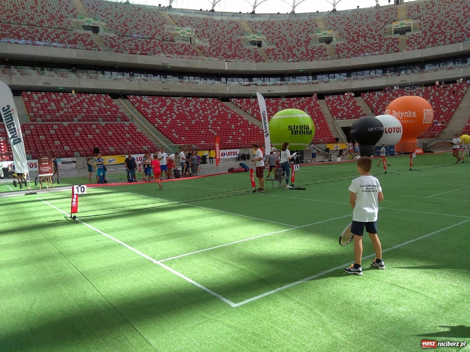 Zdjęcie w galerii na portalu naszraciborz.pl: Zawodnicy Raciborskiego Klubu Tenisowego zagrali na Stadionie Narodowym wiadomości z regionu