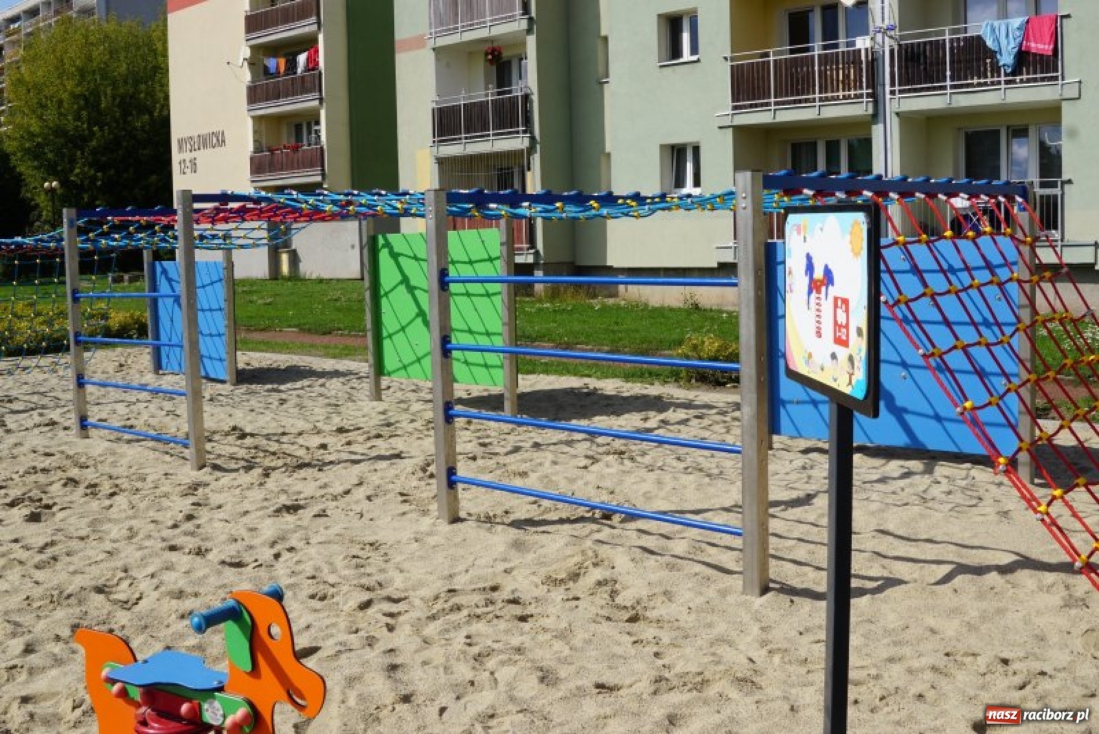 Zdjęcie w galerii na portalu naszraciborz.pl: W Raciborzu powstał nowy plac zabaw [FOTO] wiadomości z regionu