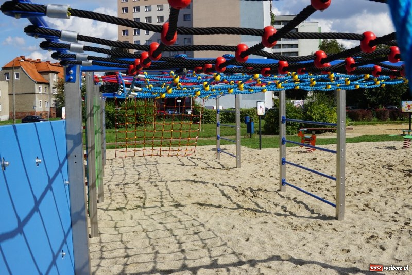 Zdjęcie w galerii na portalu naszraciborz.pl: W Raciborzu powstał nowy plac zabaw [FOTO] wiadomości z regionu