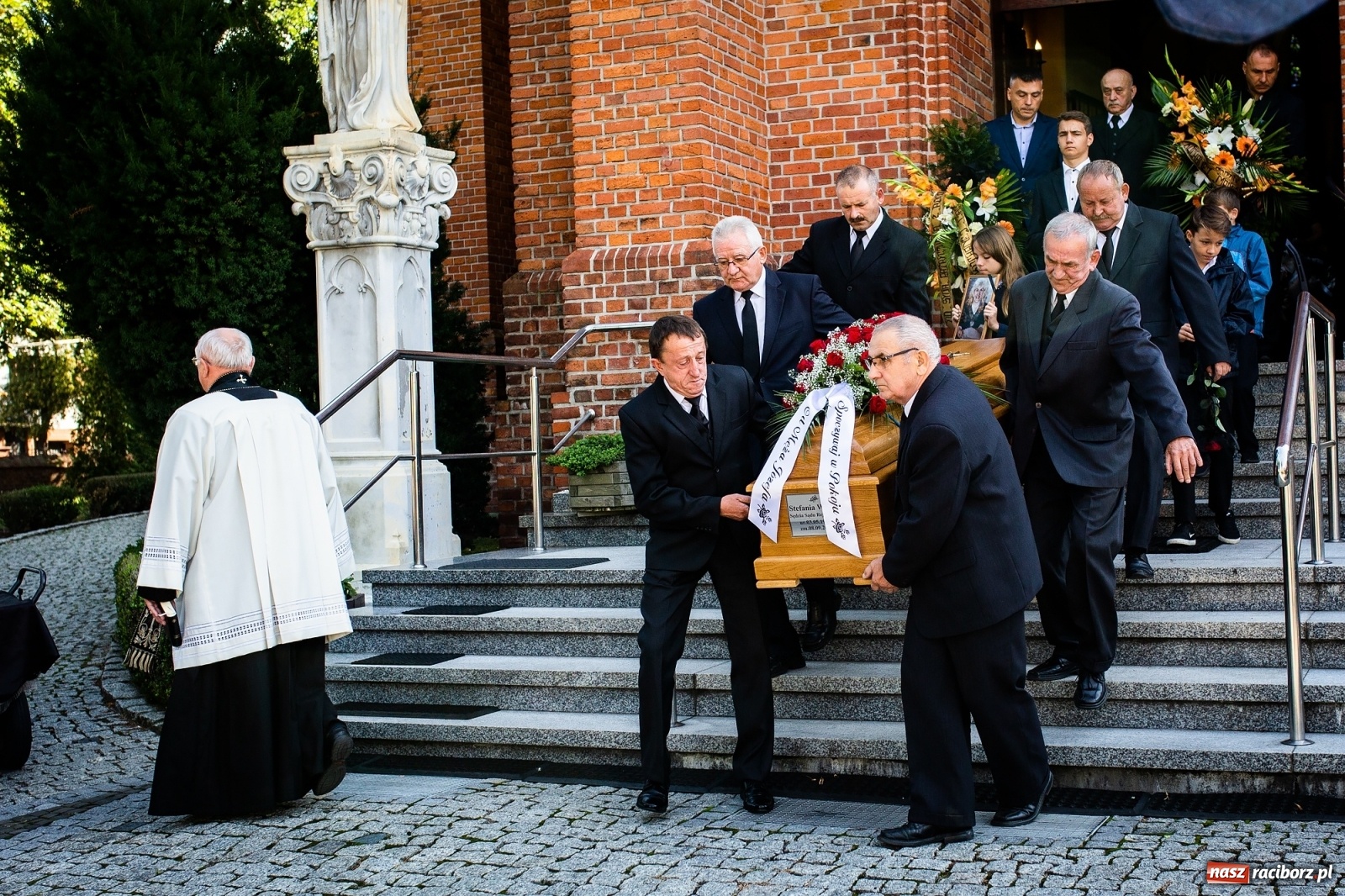 Zdjęcie w galerii na portalu naszraciborz.pl: Na cmentarzu w Markowicach pożegnano śp. sędzię Stefanię Wolską wiadomości z regionu
