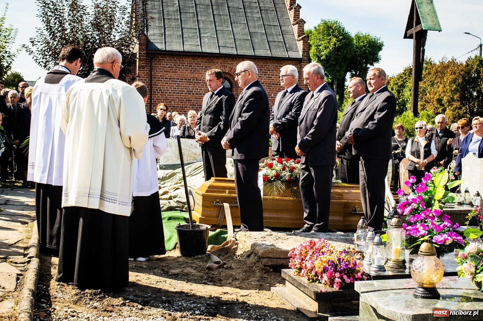 Zdjęcie w galerii na portalu naszraciborz.pl: Na cmentarzu w Markowicach pożegnano śp. sędzię Stefanię Wolską wiadomości z regionu