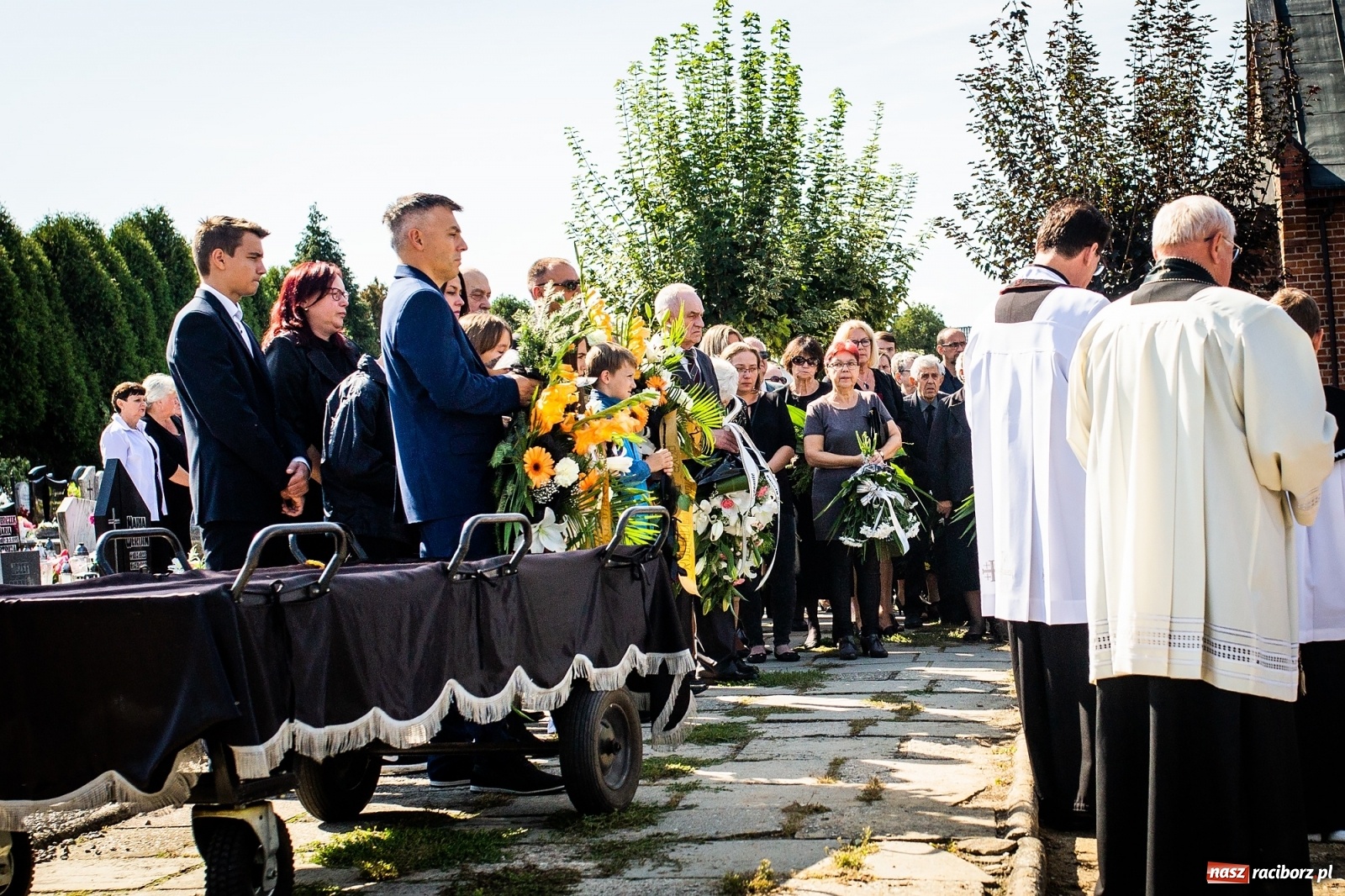 Zdjęcie w galerii na portalu naszraciborz.pl: Na cmentarzu w Markowicach pożegnano śp. sędzię Stefanię Wolską wiadomości z regionu
