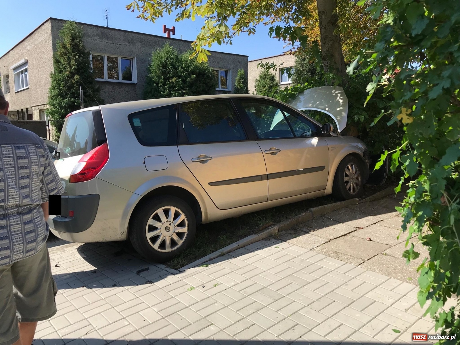 Zdjęcie w galerii na portalu naszraciborz.pl: Polo wjechało w renault na Wczasowej [FOTO] wiadomości z regionu