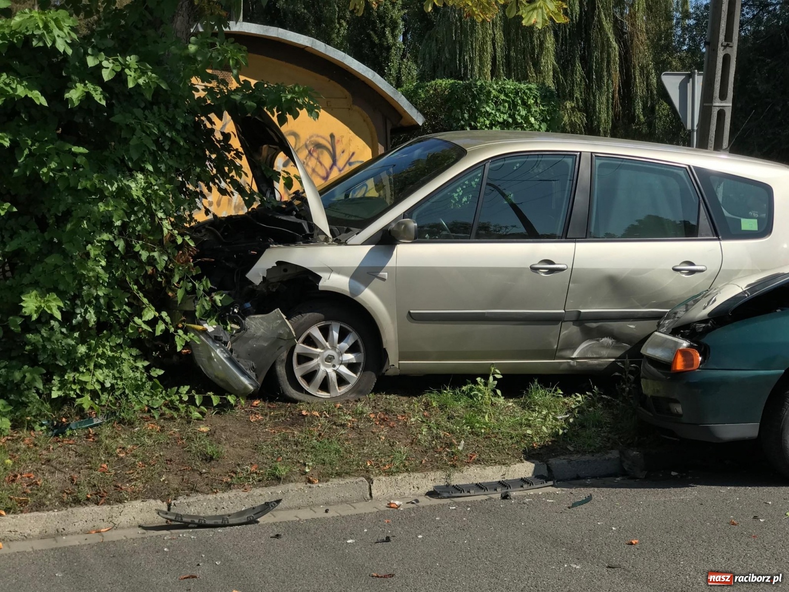 Zdjęcie w galerii na portalu naszraciborz.pl: Polo wjechało w renault na Wczasowej [FOTO] wiadomości z regionu