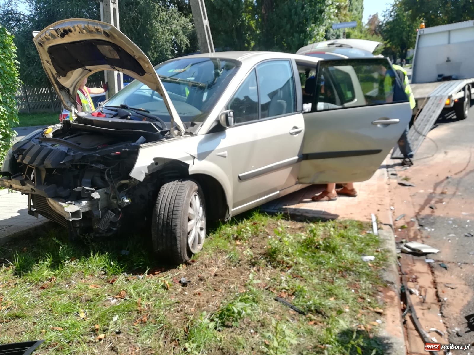 Zdjęcie w galerii na portalu naszraciborz.pl: Polo wjechało w renault na Wczasowej [FOTO] wiadomości z regionu