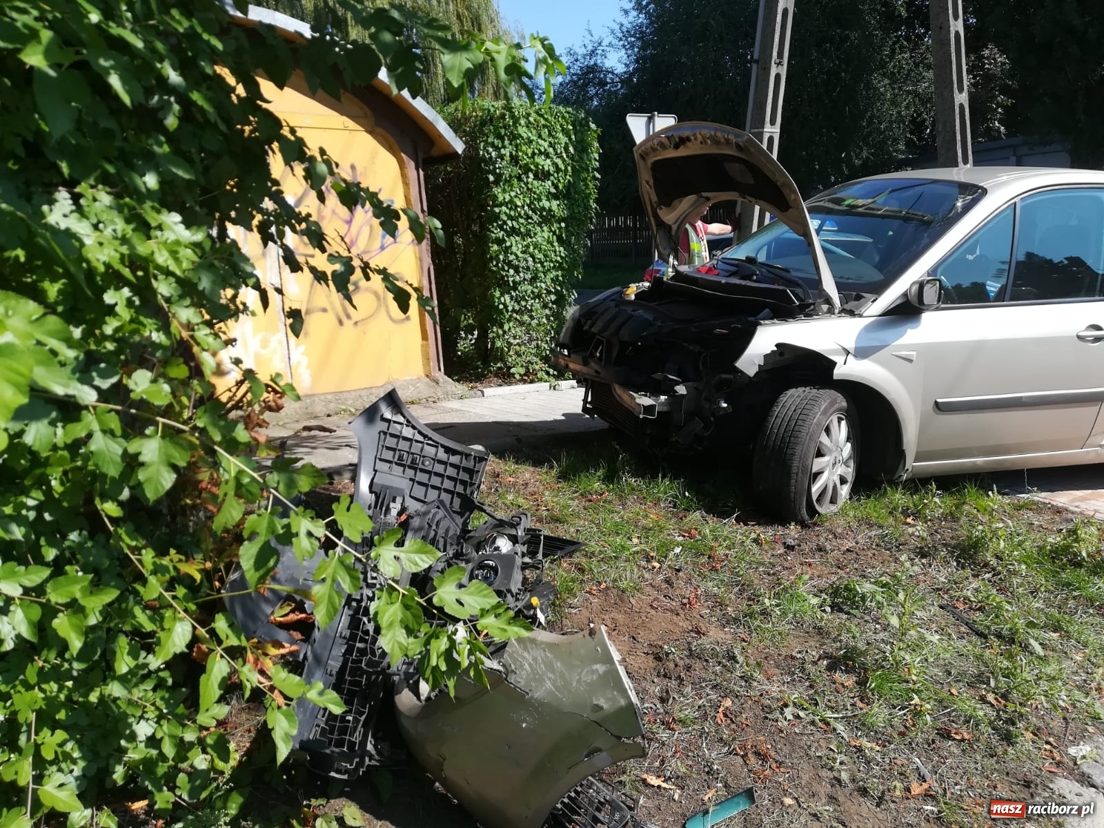 Zdjęcie w galerii na portalu naszraciborz.pl: Polo wjechało w renault na Wczasowej [FOTO] wiadomości z regionu
