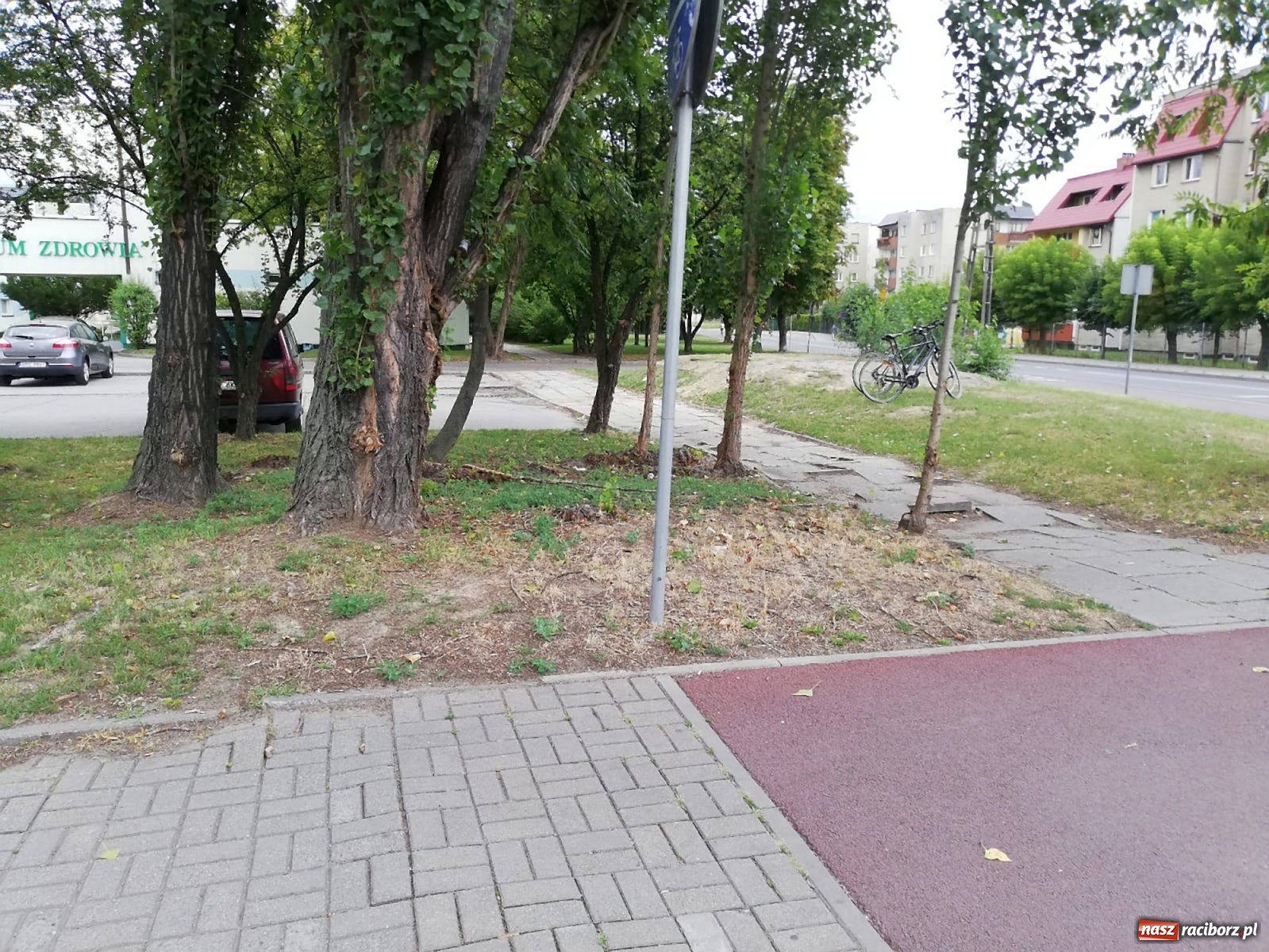 Zdjęcie w galerii na portalu naszraciborz.pl: Kto odpowiada za ten chodnik? wiadomości z regionu