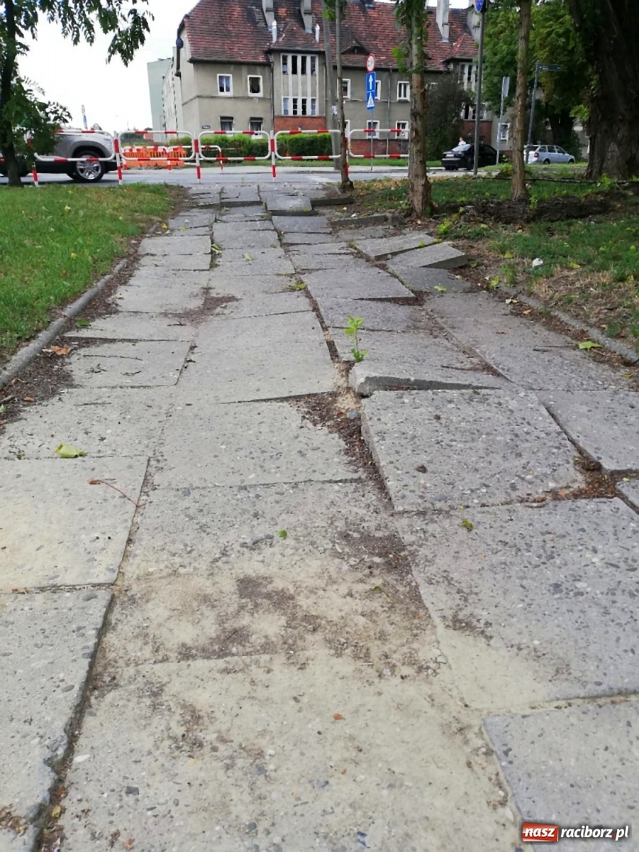 Zdjęcie w galerii na portalu naszraciborz.pl: Kto odpowiada za ten chodnik? wiadomości z regionu