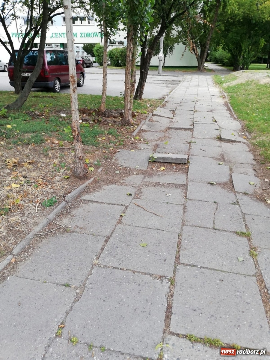 Zdjęcie w galerii na portalu naszraciborz.pl: Kto odpowiada za ten chodnik? wiadomości z regionu