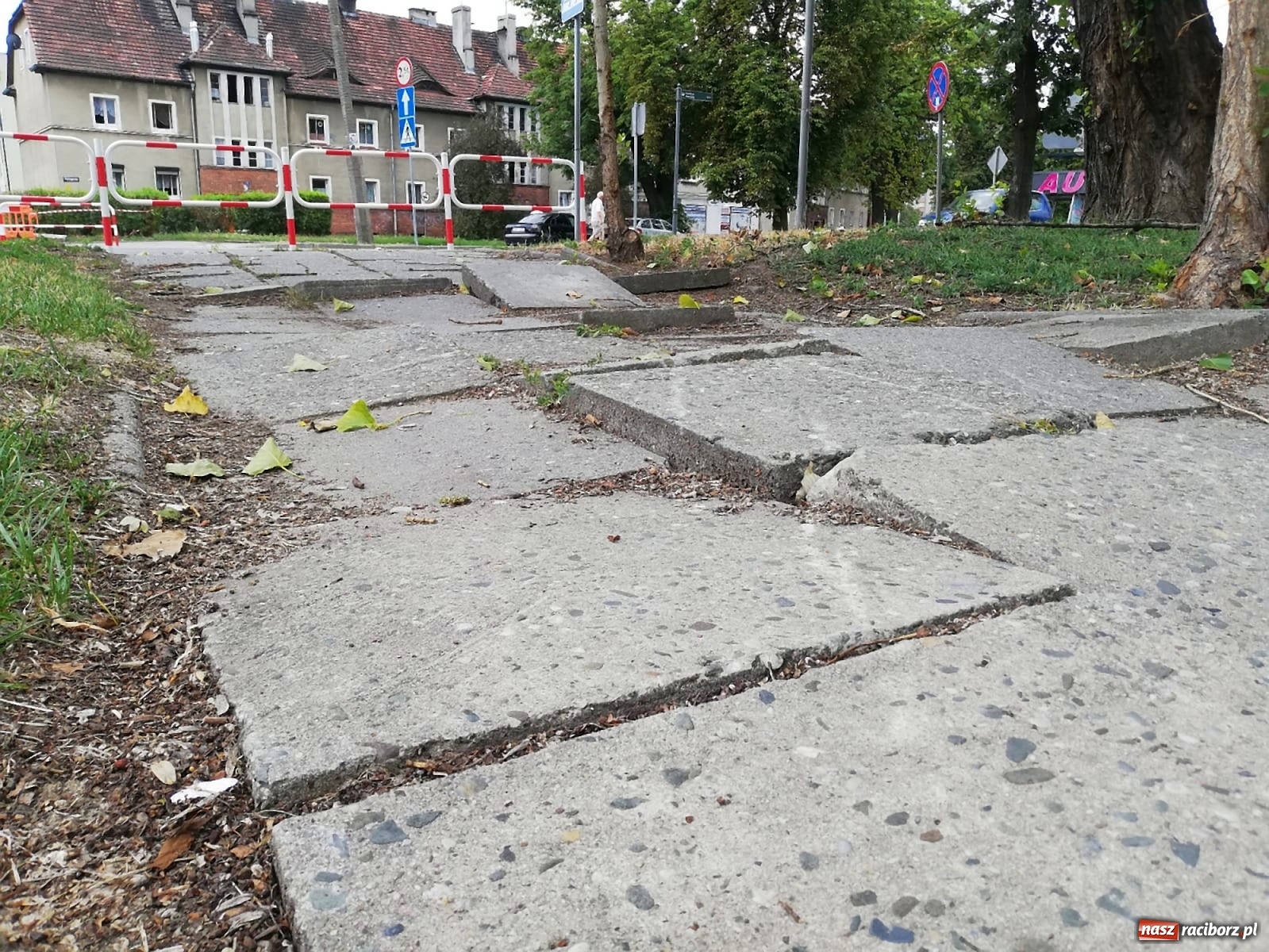 Zdjęcie w galerii na portalu naszraciborz.pl: Kto odpowiada za ten chodnik? wiadomości z regionu