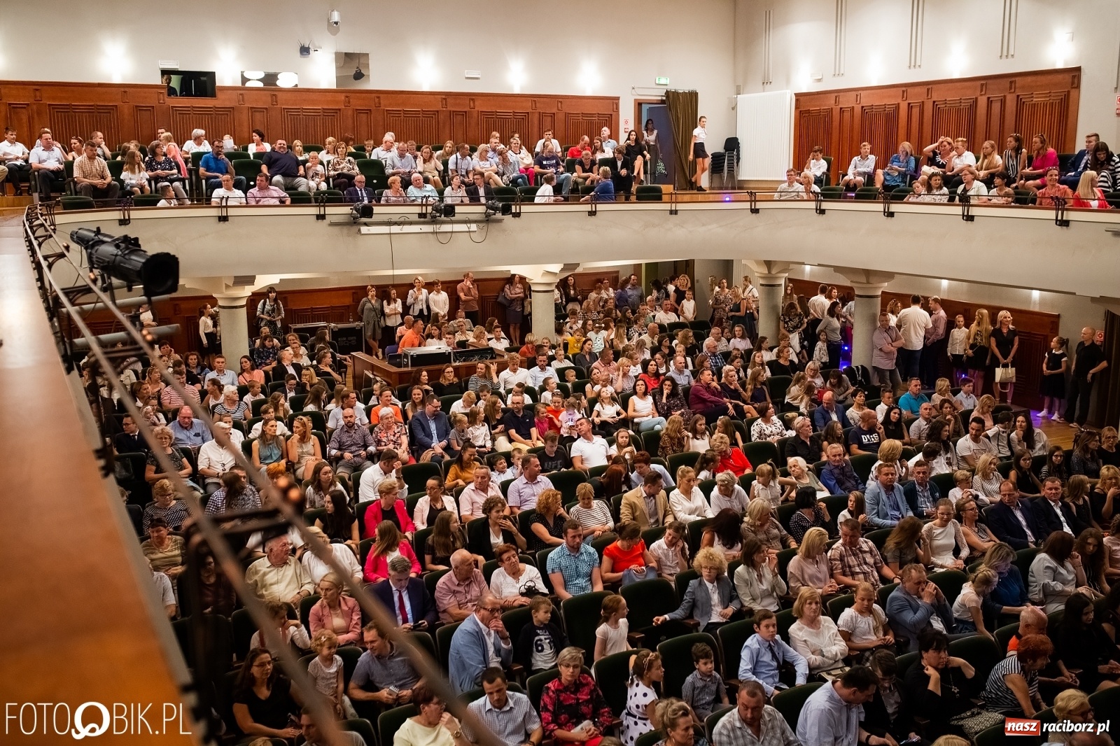 Zdjęcie w galerii na portalu naszraciborz.pl: Prymusi z Raciborza odebrali stypendia. Prezydent całował młode damy w dłoń [FOTO i WIDEO] wiadomości z regionu