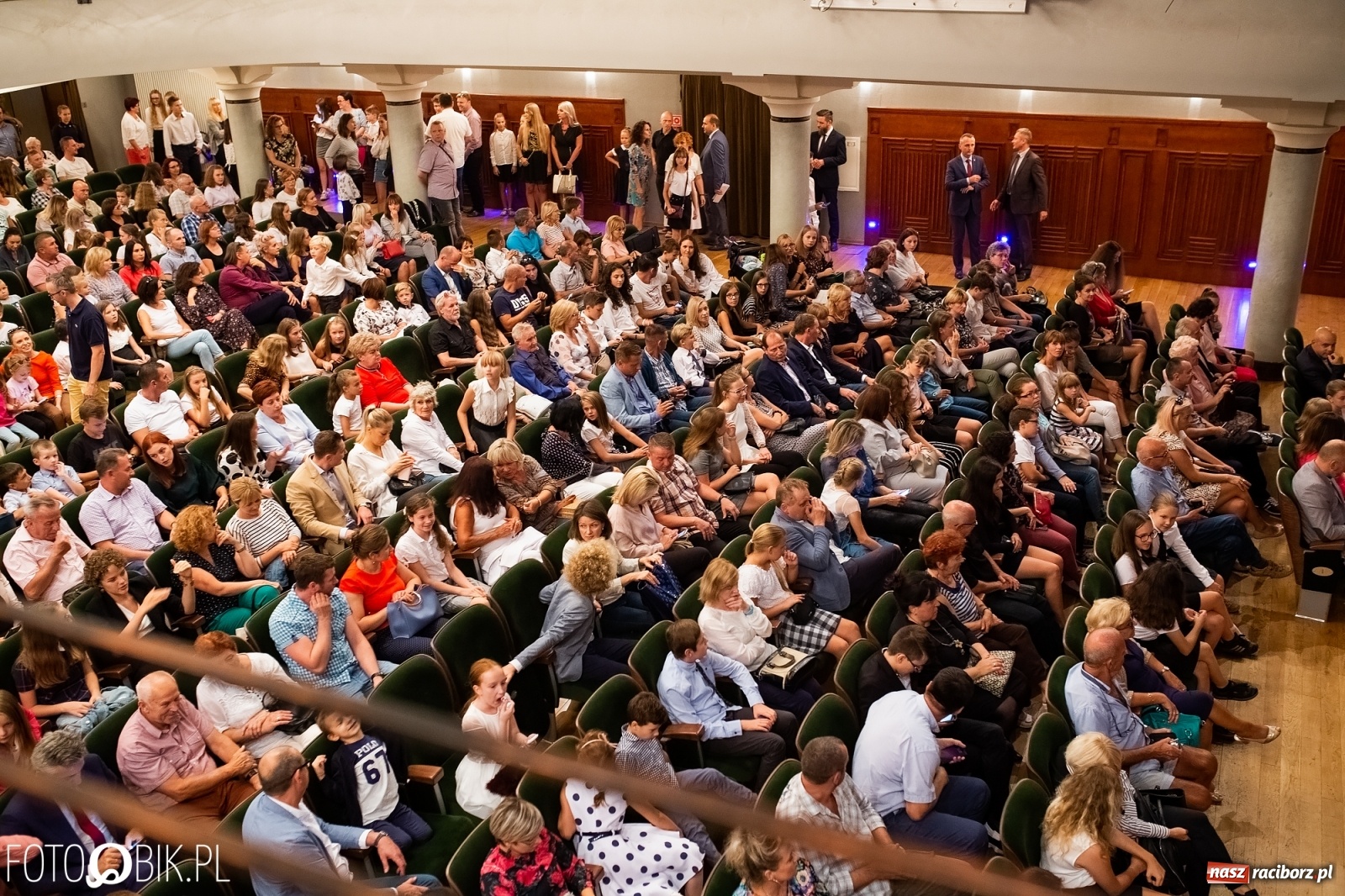 Zdjęcie w galerii na portalu naszraciborz.pl: Prymusi z Raciborza odebrali stypendia. Prezydent całował młode damy w dłoń [FOTO i WIDEO] wiadomości z regionu