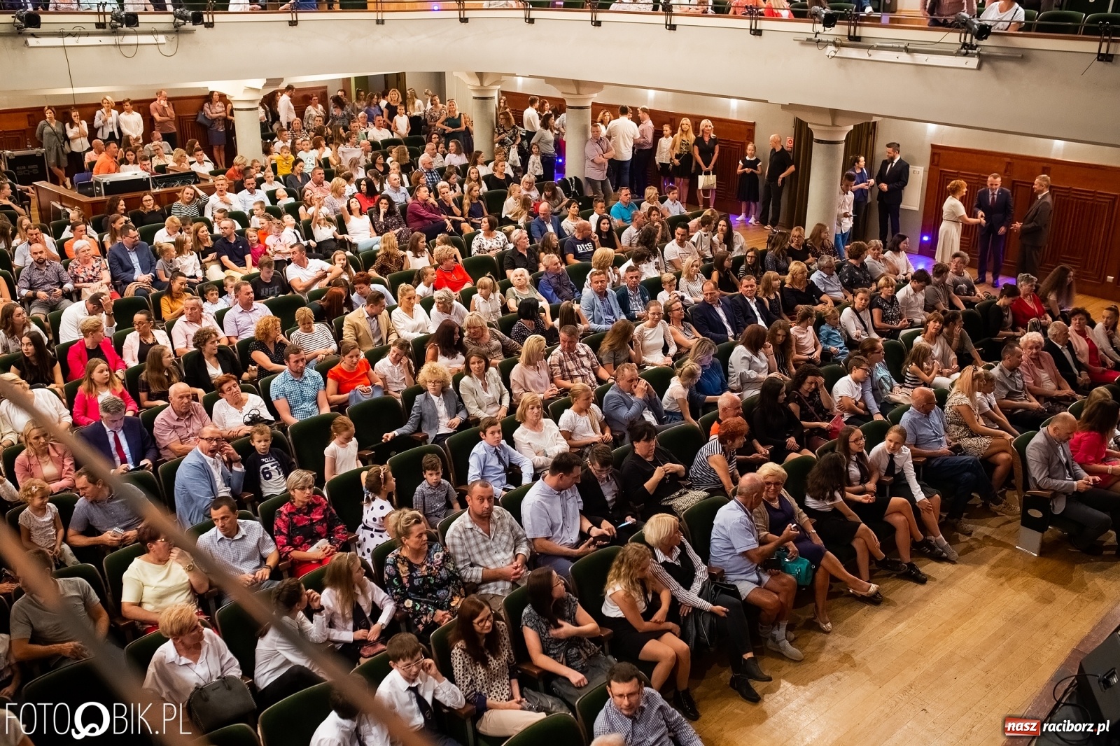 Zdjęcie w galerii na portalu naszraciborz.pl: Prymusi z Raciborza odebrali stypendia. Prezydent całował młode damy w dłoń [FOTO i WIDEO] wiadomości z regionu