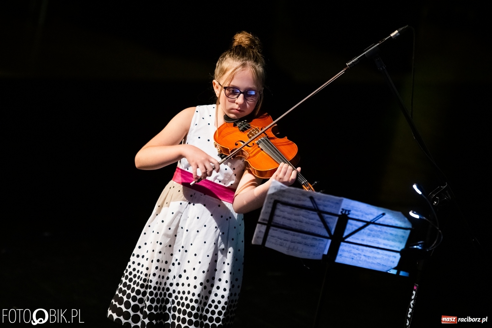 Zdjęcie w galerii na portalu naszraciborz.pl: Prymusi z Raciborza odebrali stypendia. Prezydent całował młode damy w dłoń [FOTO i WIDEO] wiadomości z regionu