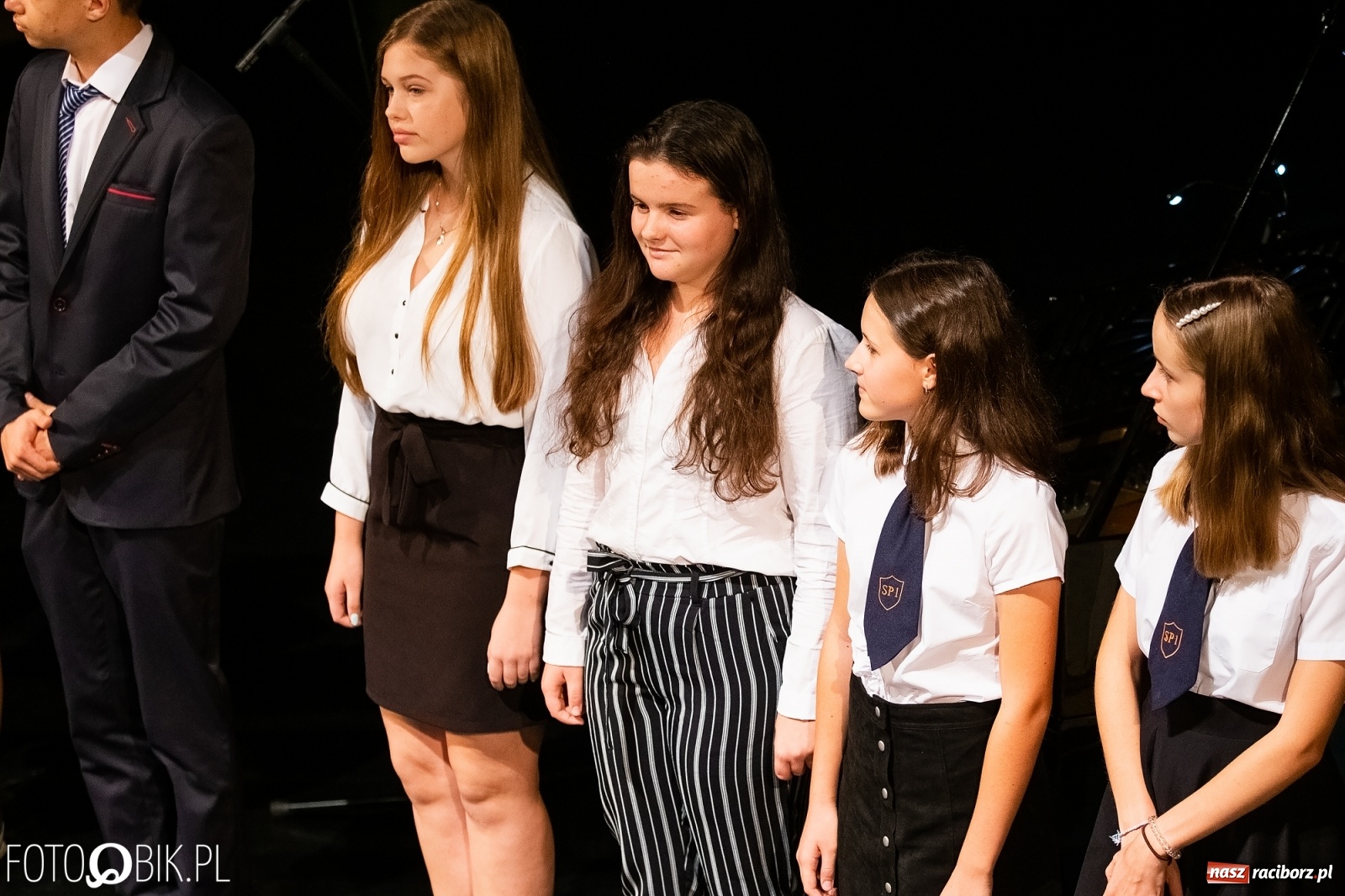 Zdjęcie w galerii na portalu naszraciborz.pl: Prymusi z Raciborza odebrali stypendia. Prezydent całował młode damy w dłoń [FOTO i WIDEO] wiadomości z regionu