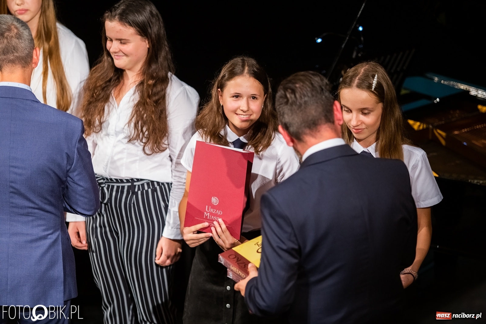 Zdjęcie w galerii na portalu naszraciborz.pl: Prymusi z Raciborza odebrali stypendia. Prezydent całował młode damy w dłoń [FOTO i WIDEO] wiadomości z regionu