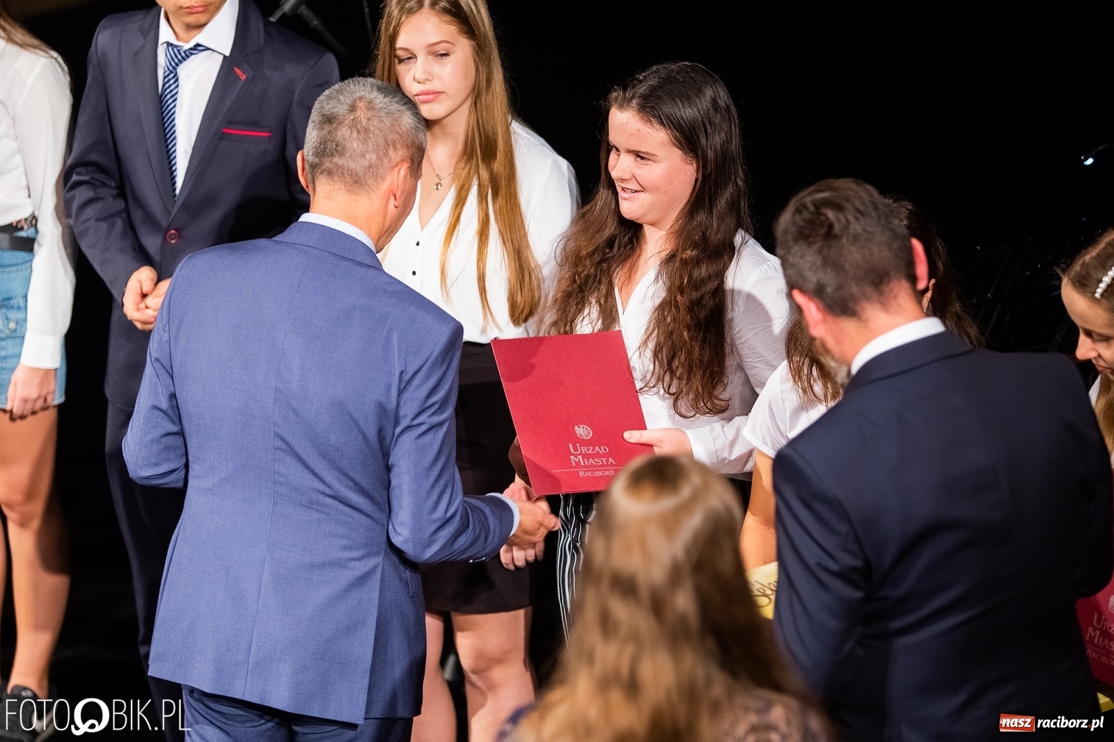 Zdjęcie w galerii na portalu naszraciborz.pl: Prymusi z Raciborza odebrali stypendia. Prezydent całował młode damy w dłoń [FOTO i WIDEO] wiadomości z regionu