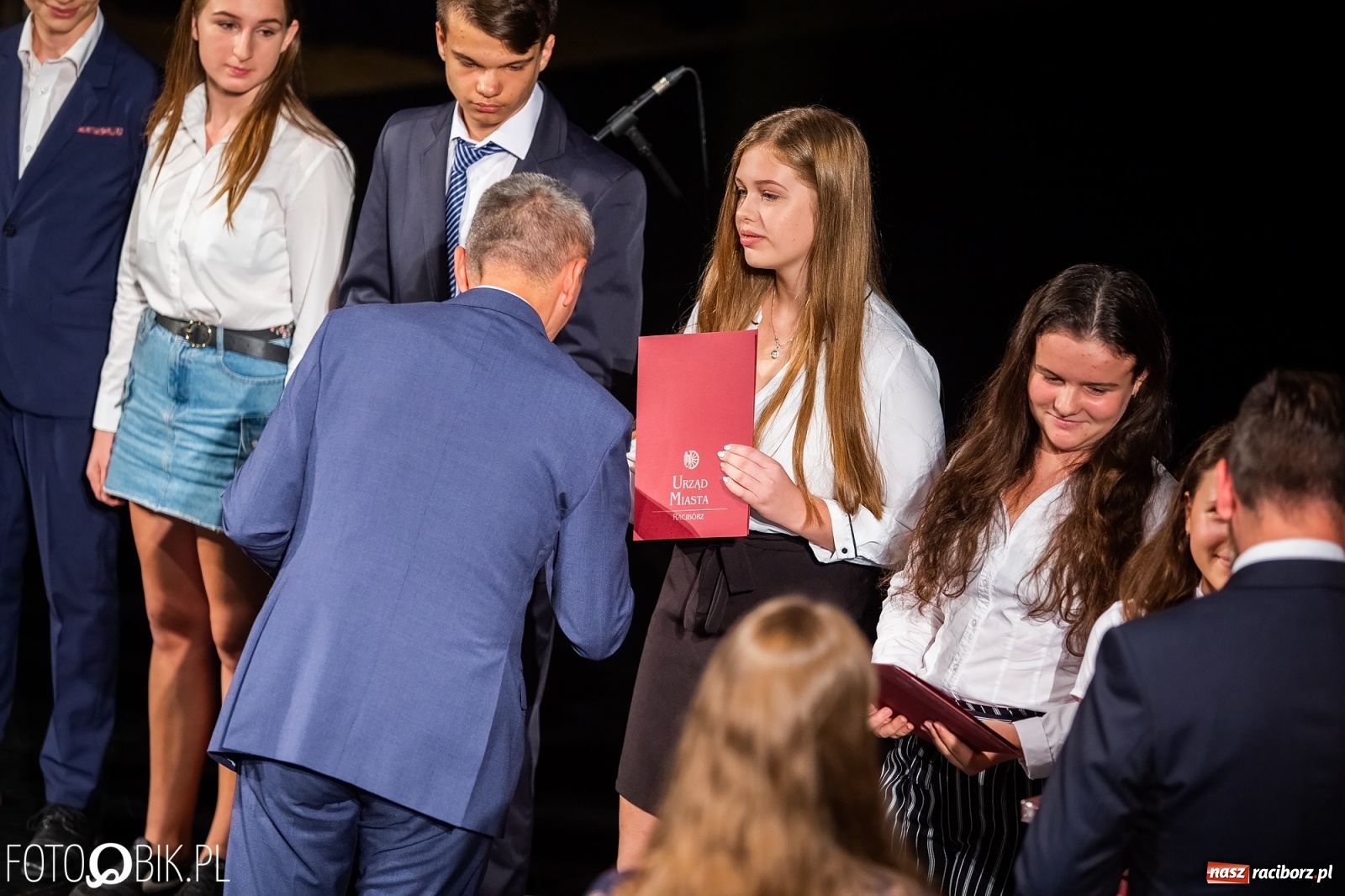 Zdjęcie w galerii na portalu naszraciborz.pl: Prymusi z Raciborza odebrali stypendia. Prezydent całował młode damy w dłoń [FOTO i WIDEO] wiadomości z regionu